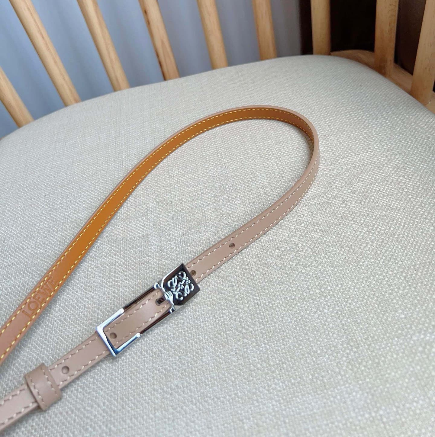 C32865 LOEWE (Royiwei) store’s latest model belt[ celebrate][ celebrate] This is a narrow belt made of smooth cowhide leather, equipped with Anagram padlock clasps. Excellent craftsmanship, unique design, fine material quality. Width: 1.0cm — image 8