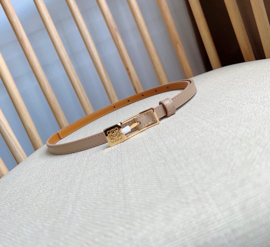 C32864 LOEWE boutique’s latest model belt[庆祝][庆祝] – made of smooth cowhide leather, with a narrow design. It features an Anagram lock-button closure. Excellent craftsmanship, unique style, and high-quality material. Width: 1.0cm — image 2