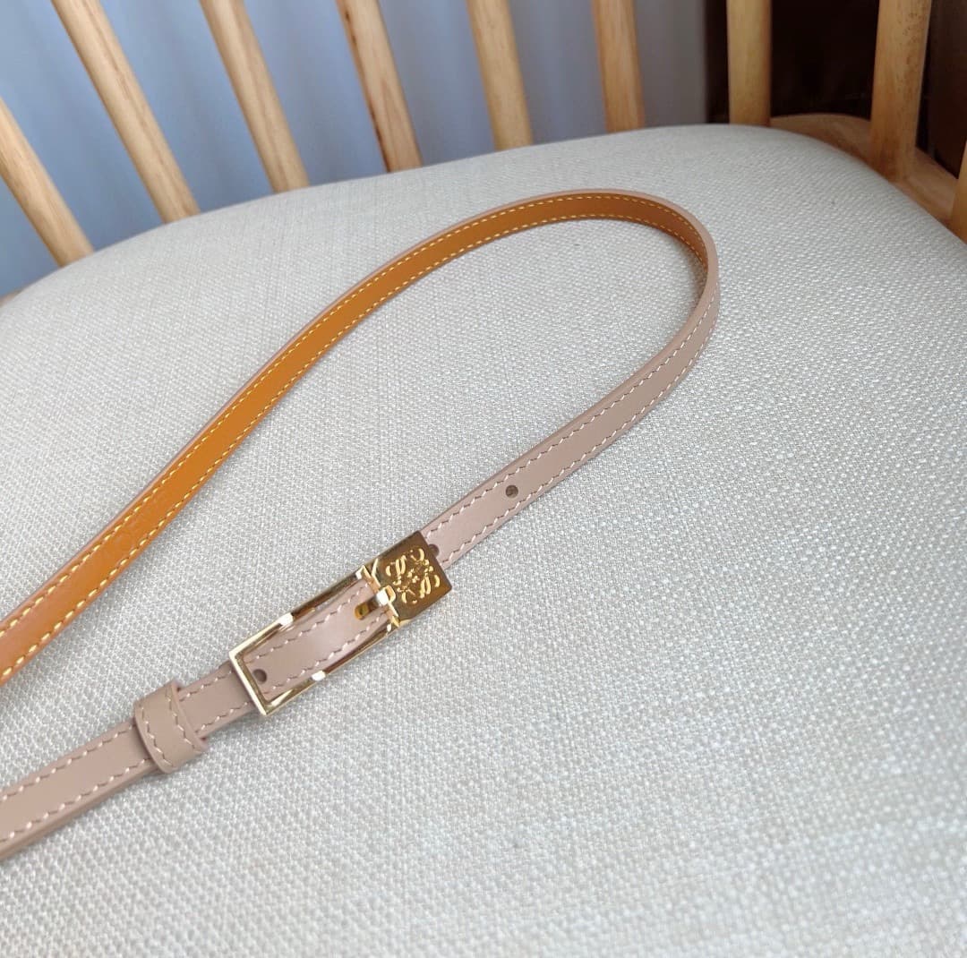 C32864 LOEWE boutique’s latest model belt[庆祝][庆祝] – made of smooth cowhide leather, with a narrow design. It features an Anagram lock-button closure. Excellent craftsmanship, unique style, and high-quality material. Width: 1.0cm — image 8
