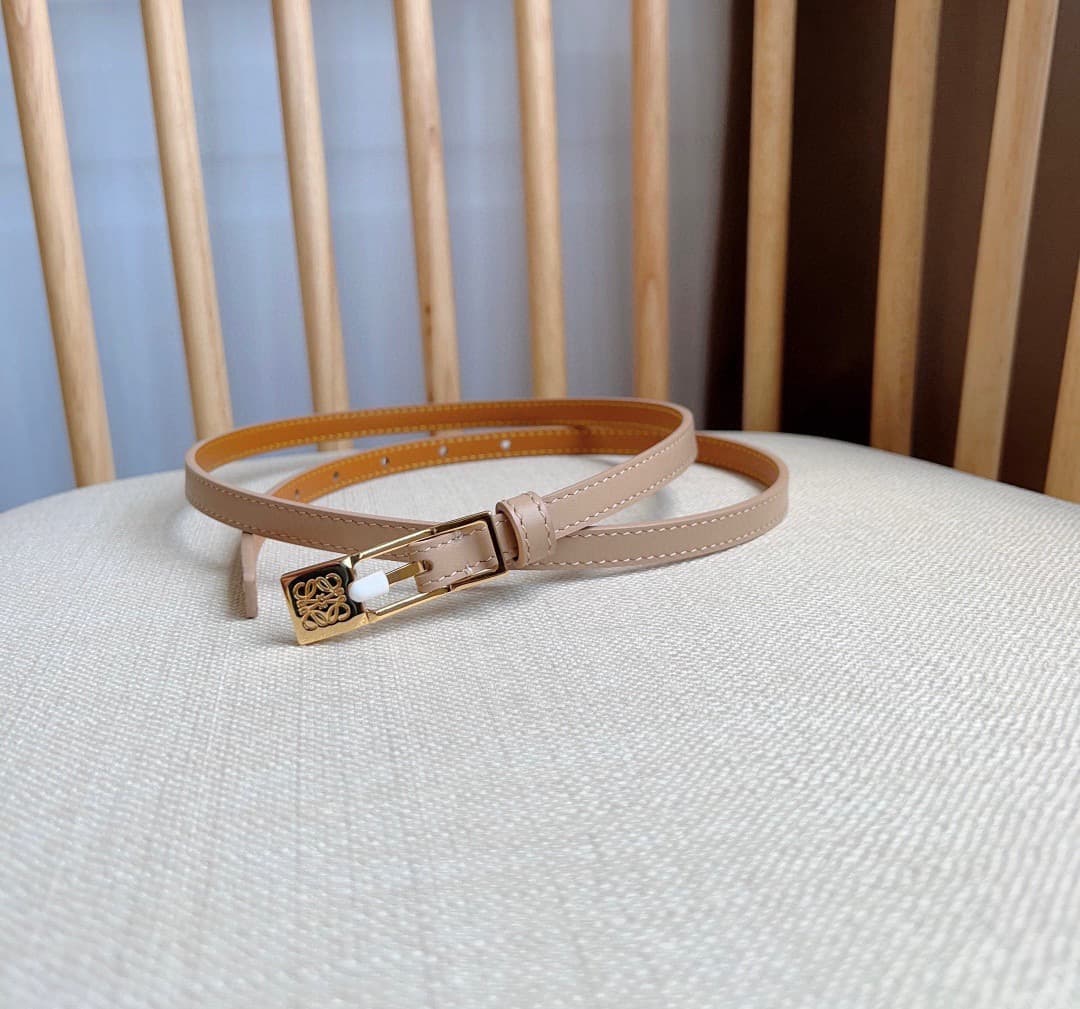 C32864 LOEWE boutique’s latest model belt[庆祝][庆祝] – made of smooth cowhide leather, with a narrow design. It features an Anagram lock-button closure. Excellent craftsmanship, unique style, and high-quality material. Width: 1.0cm