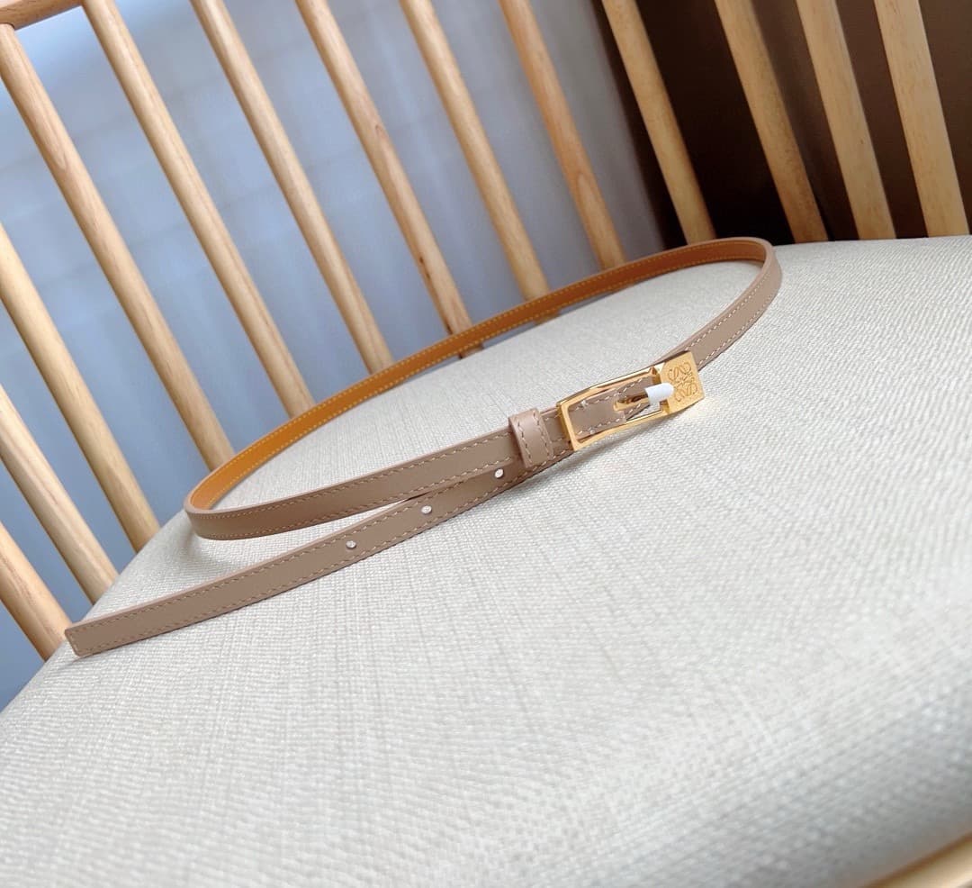 C32864 LOEWE boutique’s latest model belt[庆祝][庆祝] – made of smooth cowhide leather, with a narrow design. It features an Anagram lock-button closure. Excellent craftsmanship, unique style, and high-quality material. Width: 1.0cm — image 4