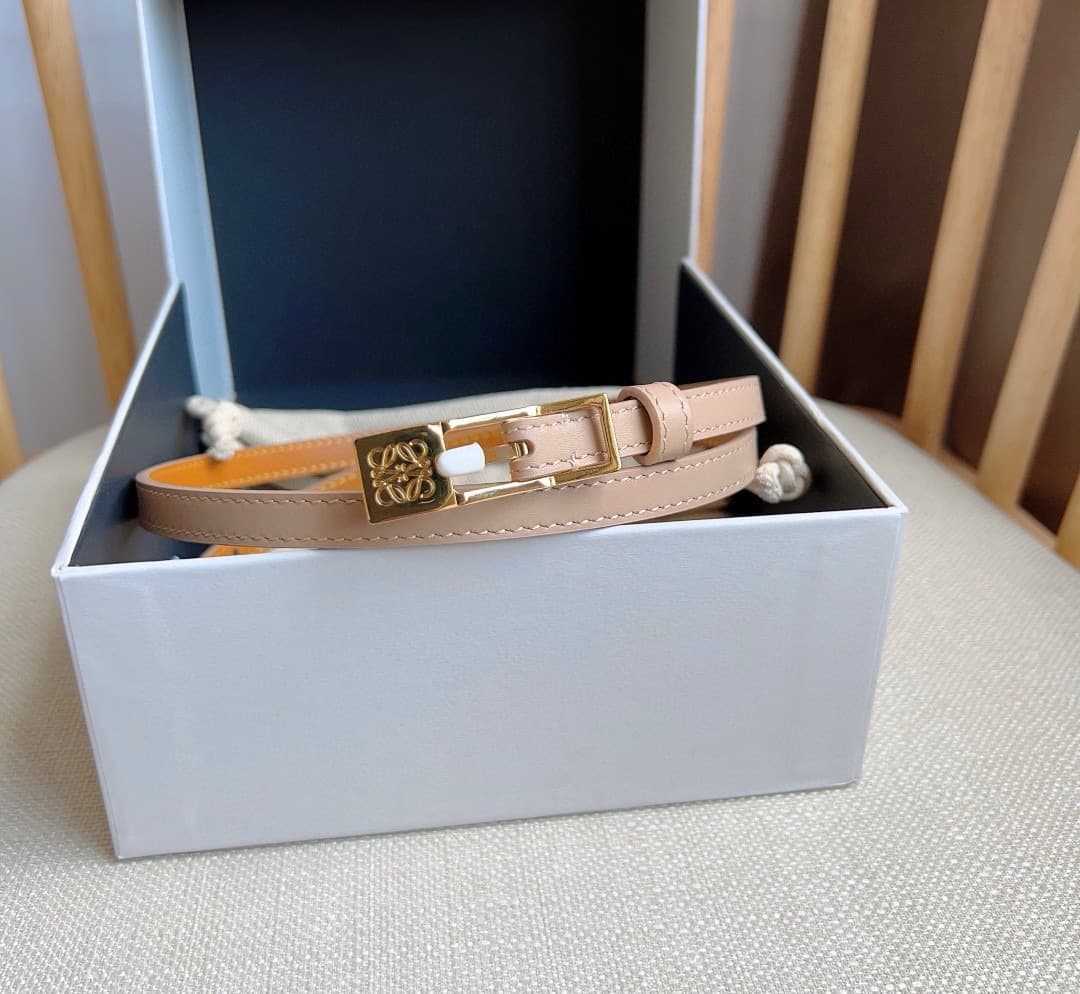 C32864 LOEWE boutique’s latest model belt[庆祝][庆祝] – made of smooth cowhide leather, with a narrow design. It features an Anagram lock-button closure. Excellent craftsmanship, unique style, and high-quality material. Width: 1.0cm — image 5