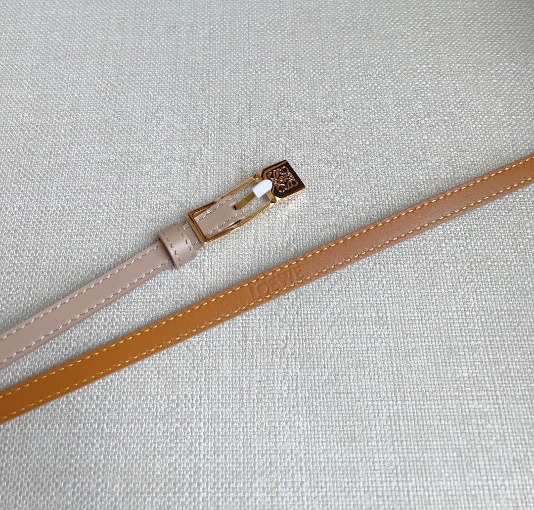 C32864 LOEWE boutique’s latest model belt[庆祝][庆祝] – made of smooth cowhide leather, with a narrow design. It features an Anagram lock-button closure. Excellent craftsmanship, unique style, and high-quality material. Width: 1.0cm — image 3