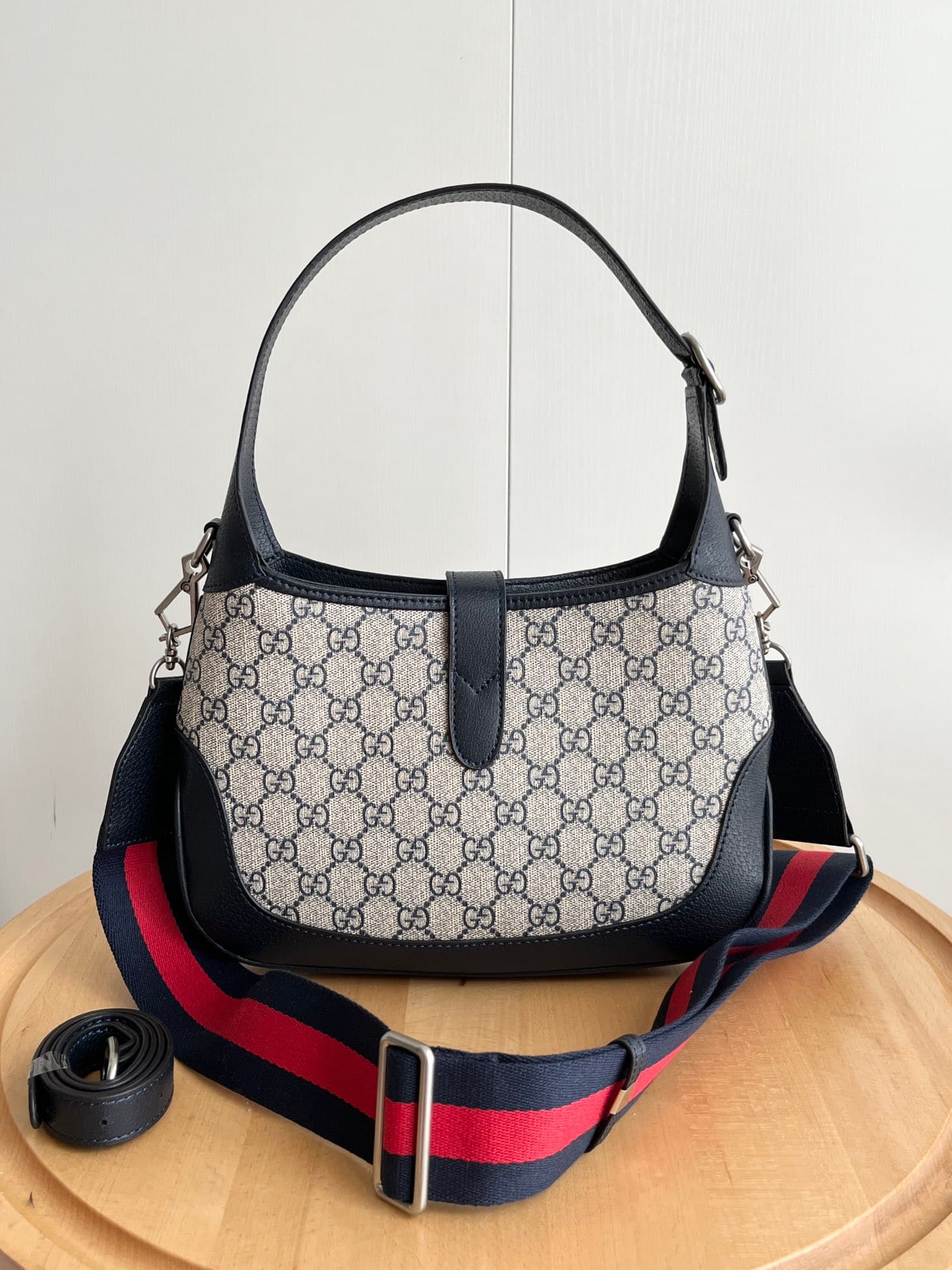 C4024 Real footage # (shoulder straps) — image 3