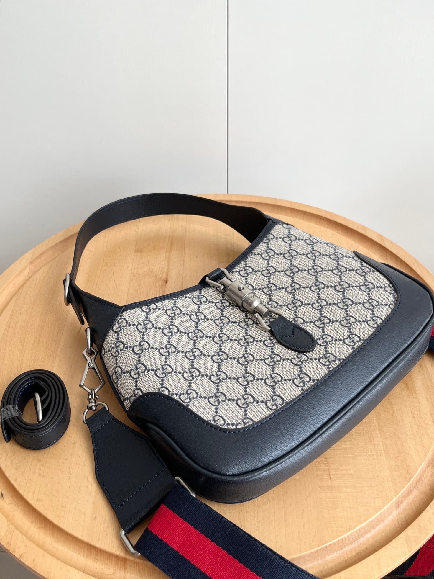 C4024 Real footage # (shoulder straps) — image 6