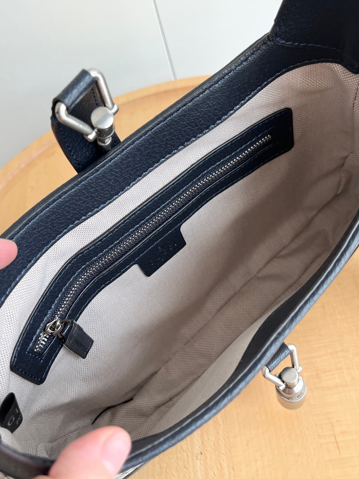 C4024 Real footage # (shoulder straps) — image 7