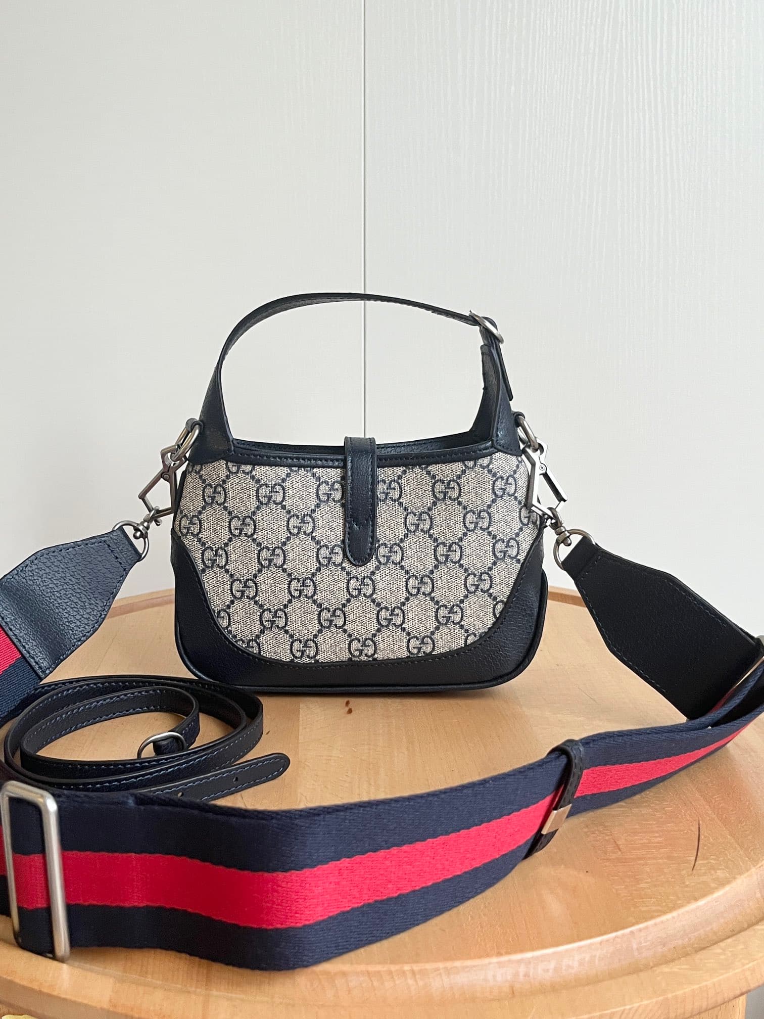 C4023 Real footage # (shoulder straps) — image 3