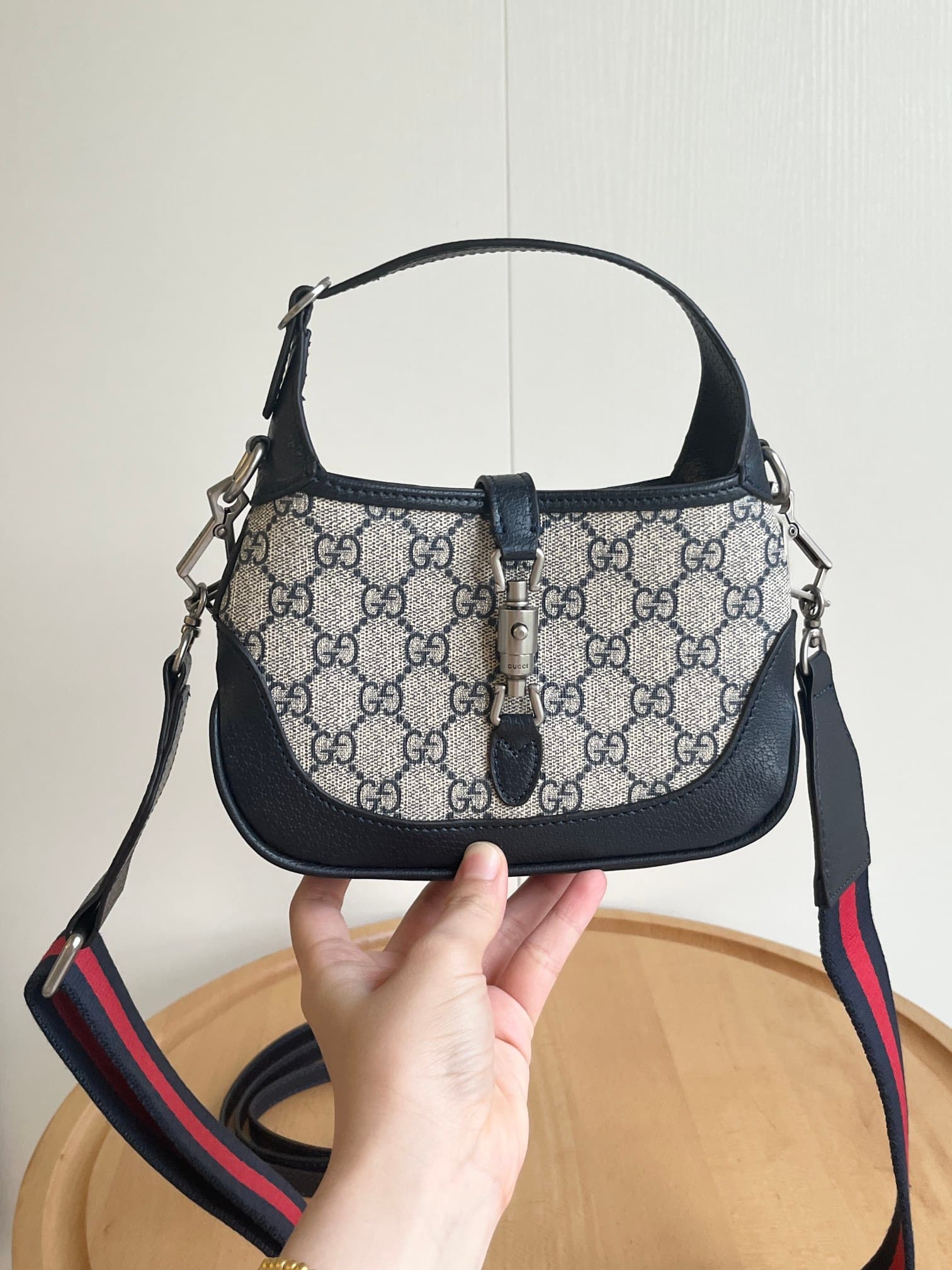 C4023 Real footage # (shoulder straps) — image 4