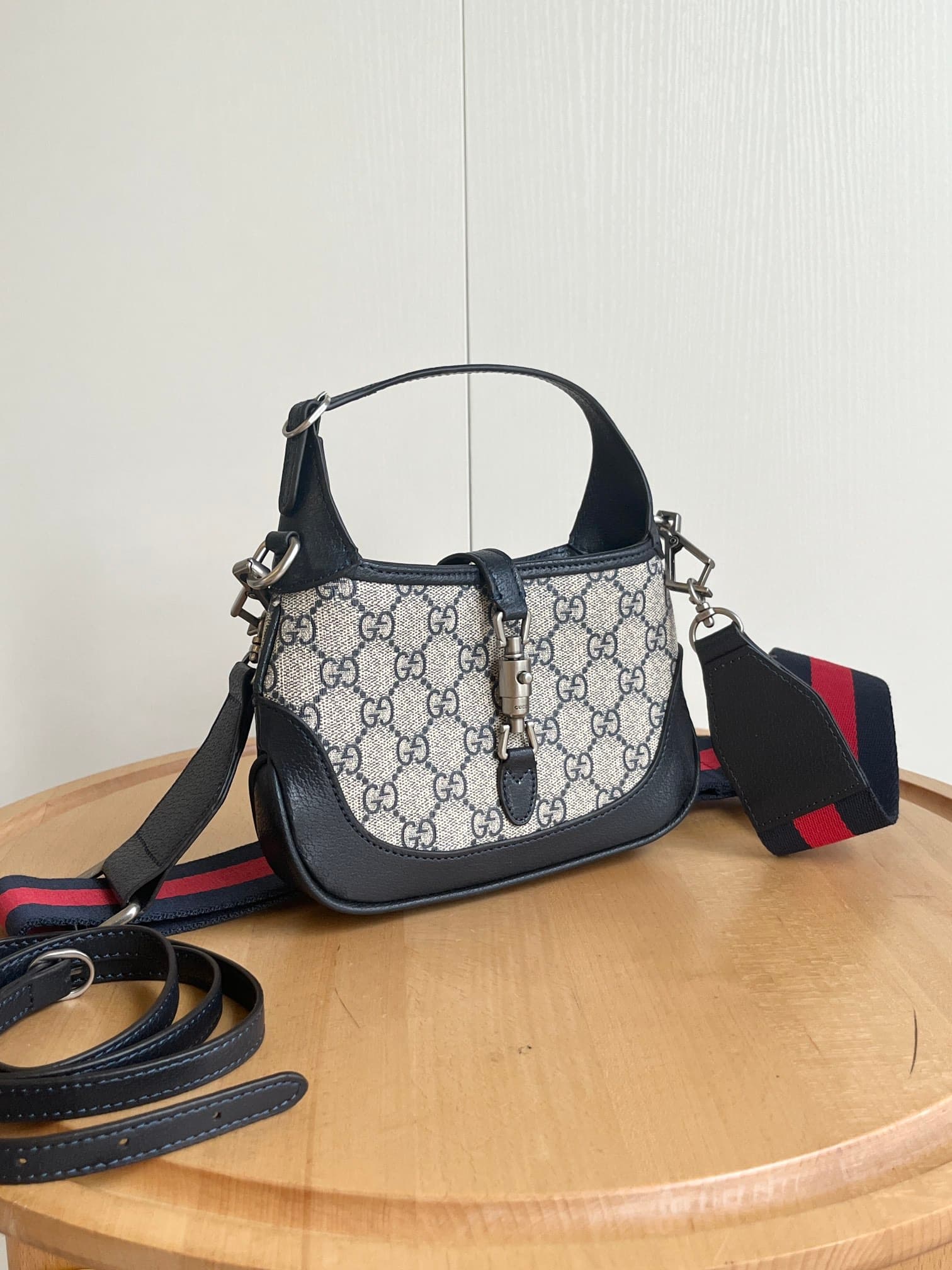 C4023 Real footage # (shoulder straps) — image 2