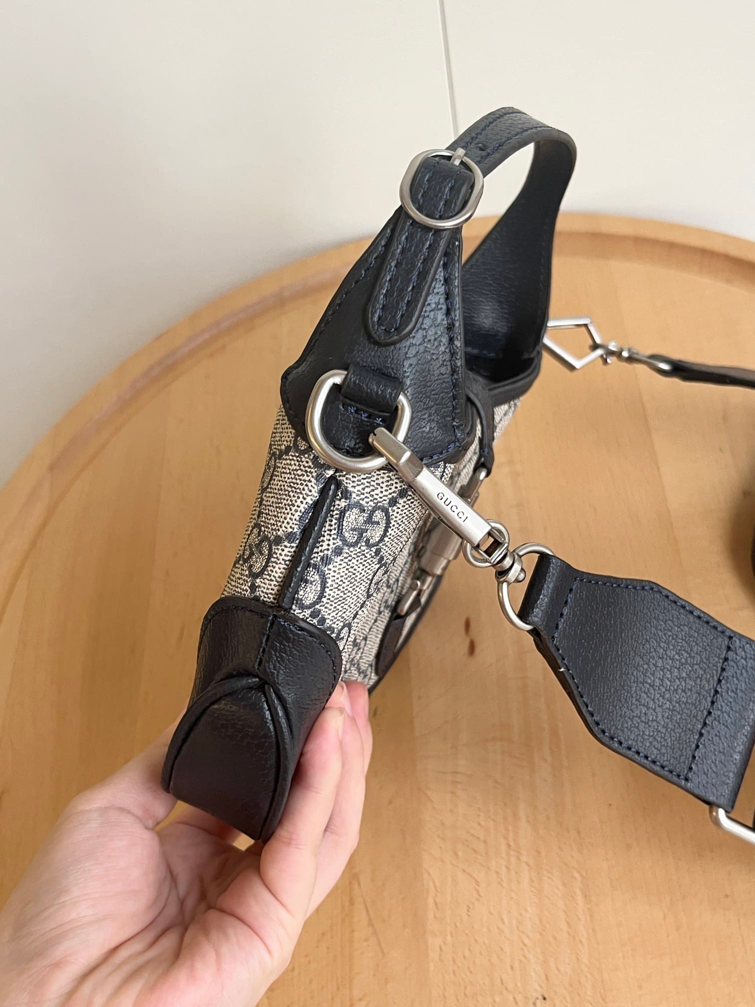 C4023 Real footage # (shoulder straps) — image 7