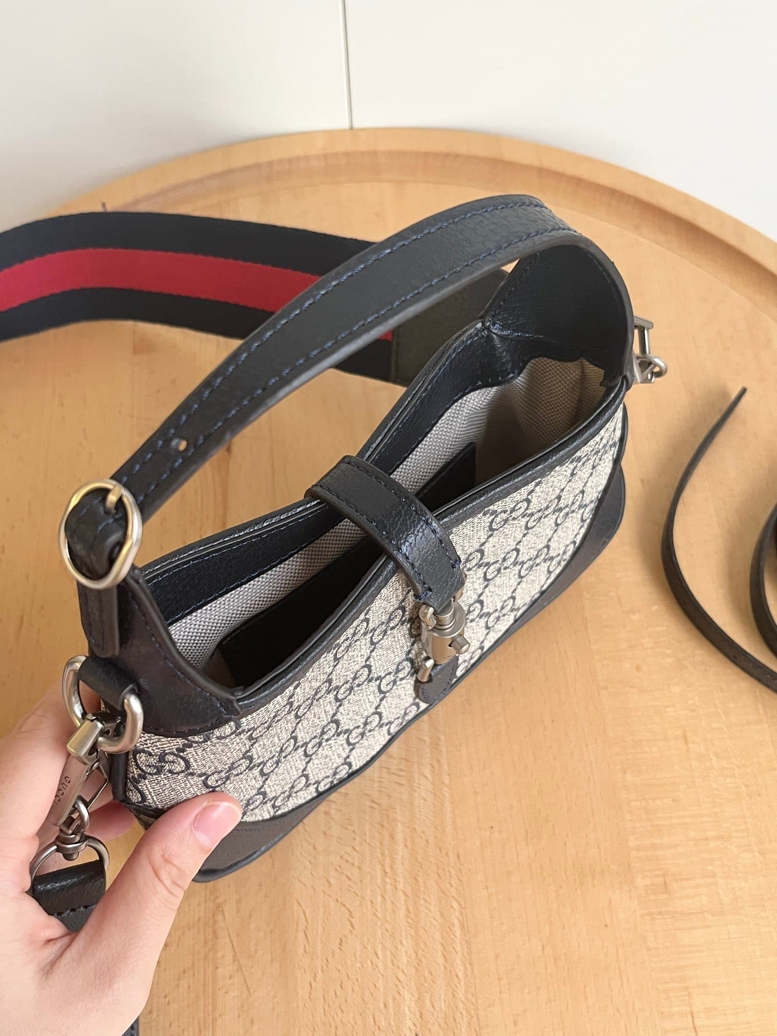 C4023 Real footage # (shoulder straps) — image 6