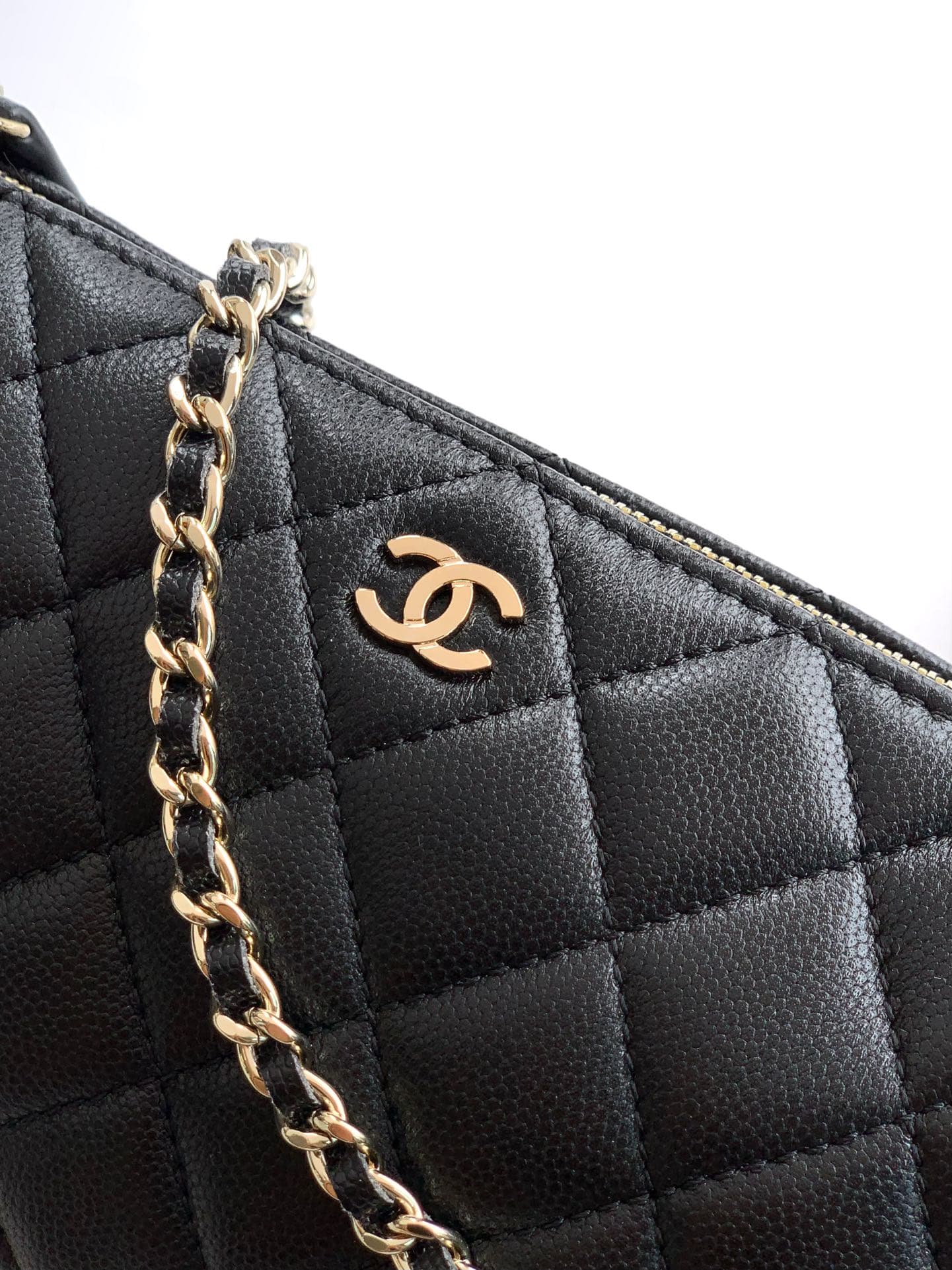 C716 🔮🔮🔮4704 Kekqiu OHANEL 🚩🚩🚩25B Litchi 🐮 Leather – durable and preserves value! The new favorite Chanel mahjong bag is amazing! Litchi leather is truly an excellent material—with a distinct texture, it’s also very tough. A nail scratch leaves no mark, s — image 5