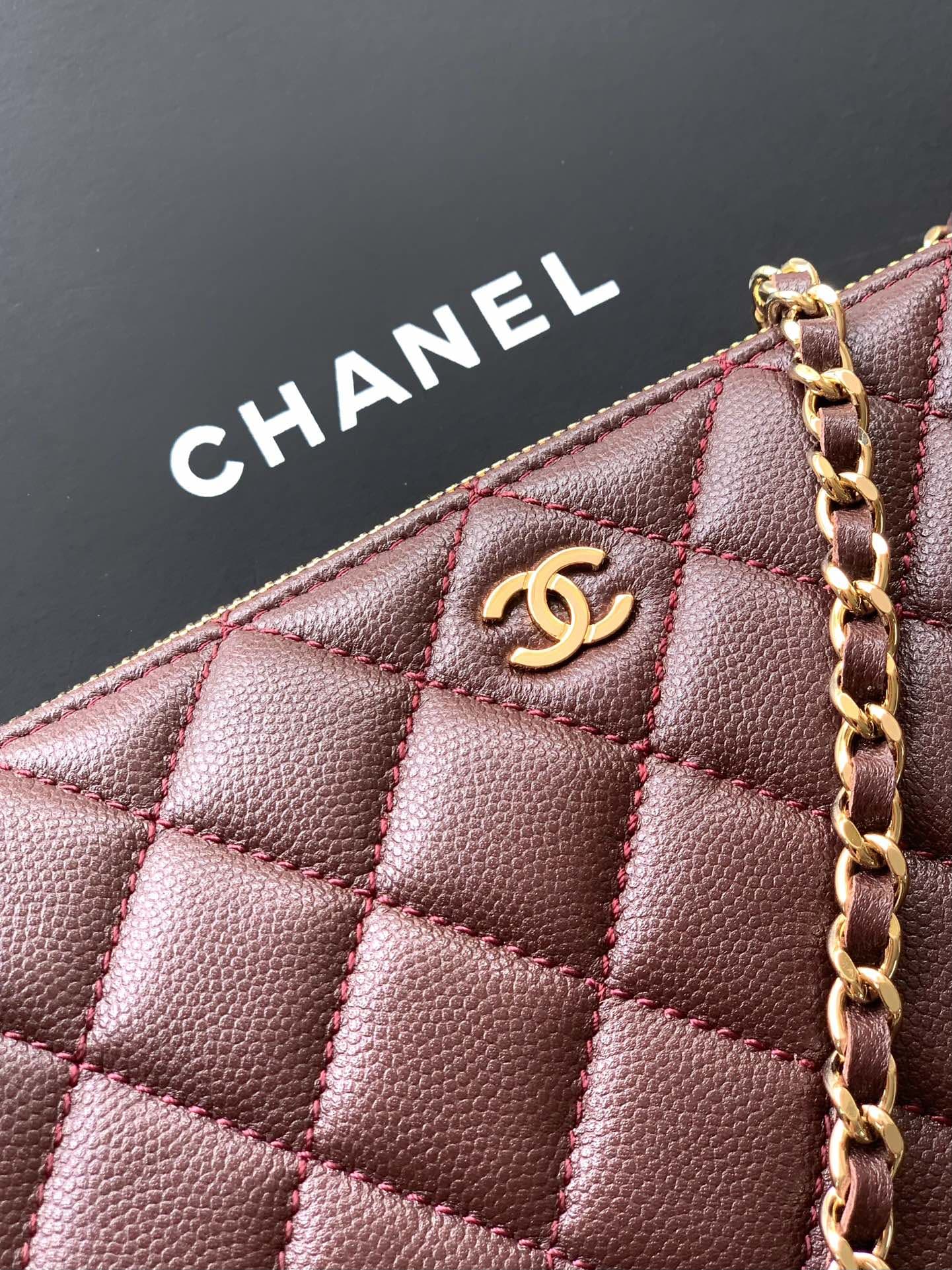 C715 《4704枣红球咖啡☕️brown》 is now available! 🔮🔮🔮 OHANEL 🚩🚩🚩 25B Litchi leather – durable and retains value! The new favorite Chanel handbag is absolutely amazing! Litchi leather is truly exceptional; it has a distinct texture, is very resistant to scratches, — image 5