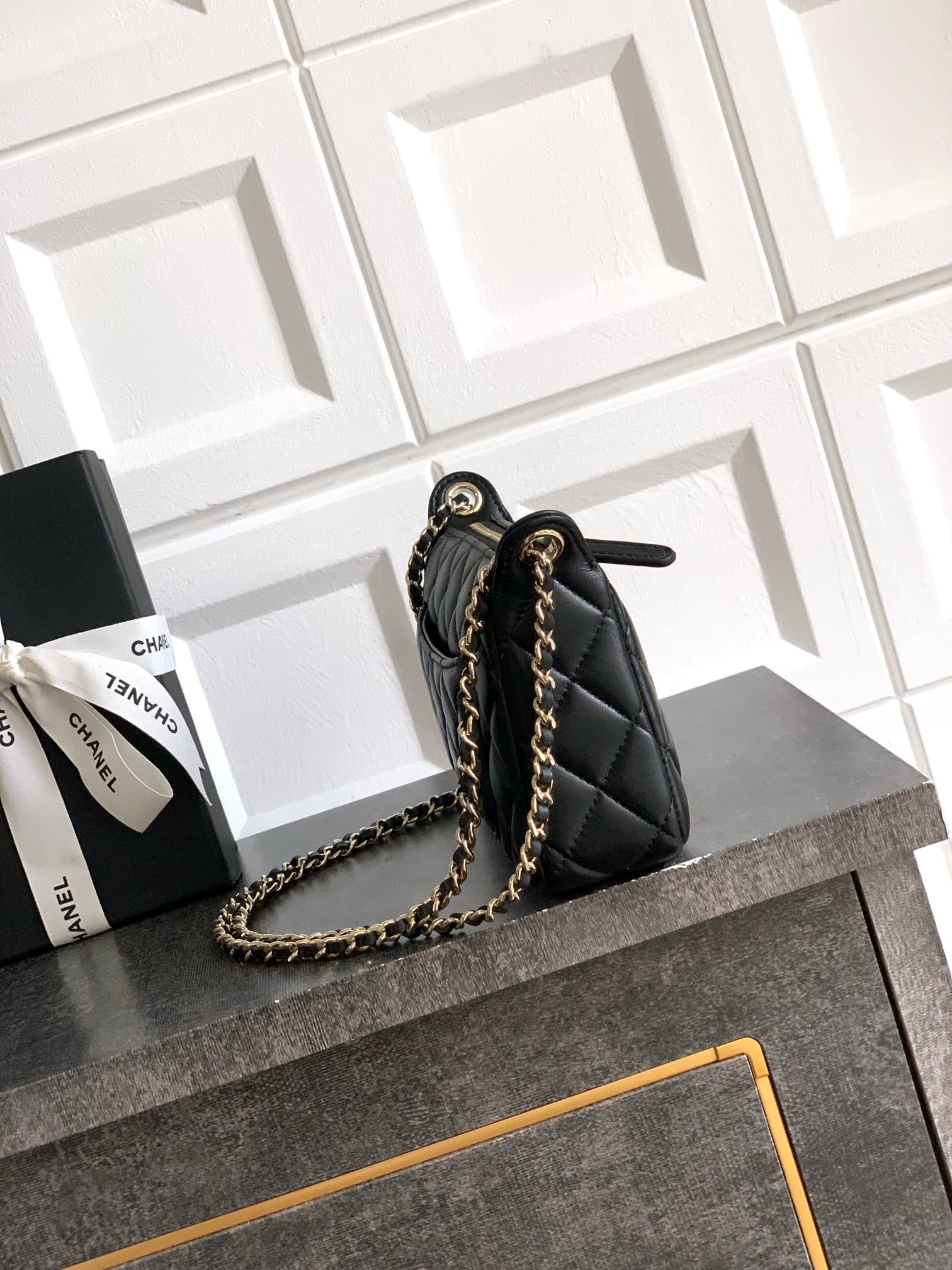 C717 4704 goat leather 🐑🔮🔮🔮OHANEL 🚩🚩🚩25B🐑 Leather is both durable and preserves value—a truly excellent product! The new favorite Chanel mahjong bag is absolutely amazing! Goat leather is indeed a great material: soft, delicate, and highly resistant. No m — image 2