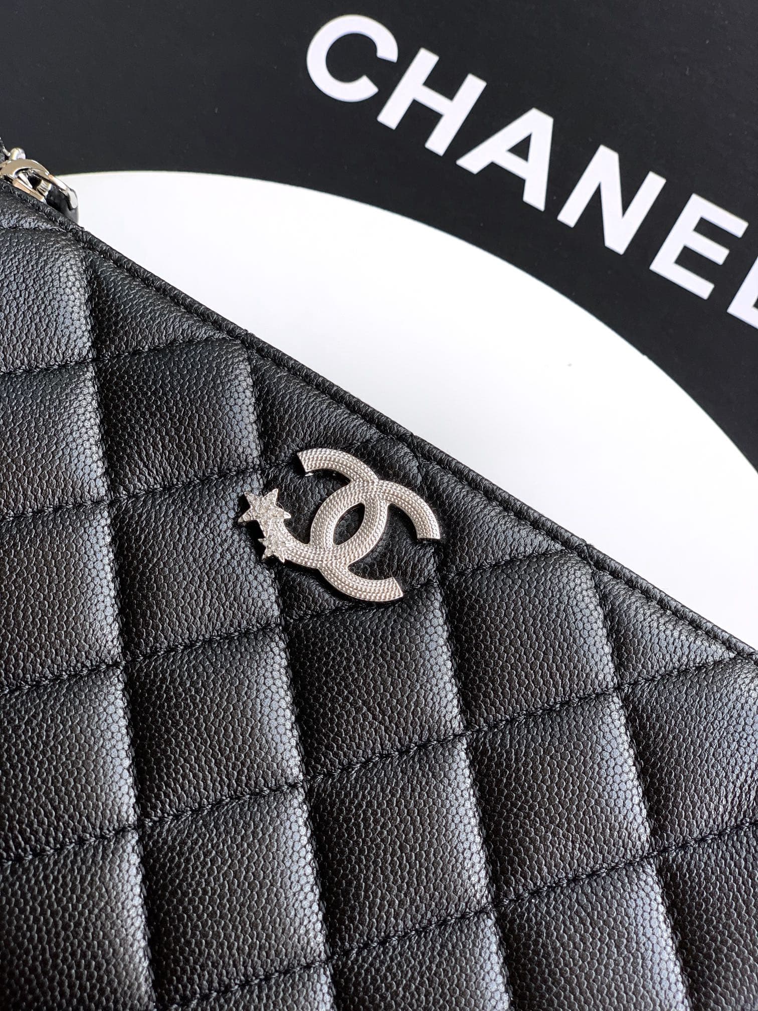 C727 OHANEL🚩🚩🚩 Chanel 25b sequin-star🌟🌟 perforated logo mahjong bag – I really like it! It has a classic design; can be worn on the shoulder or slung over the shoulder. This season, it features sequin stars and a perforated logo, which is very delicate. T — image 5