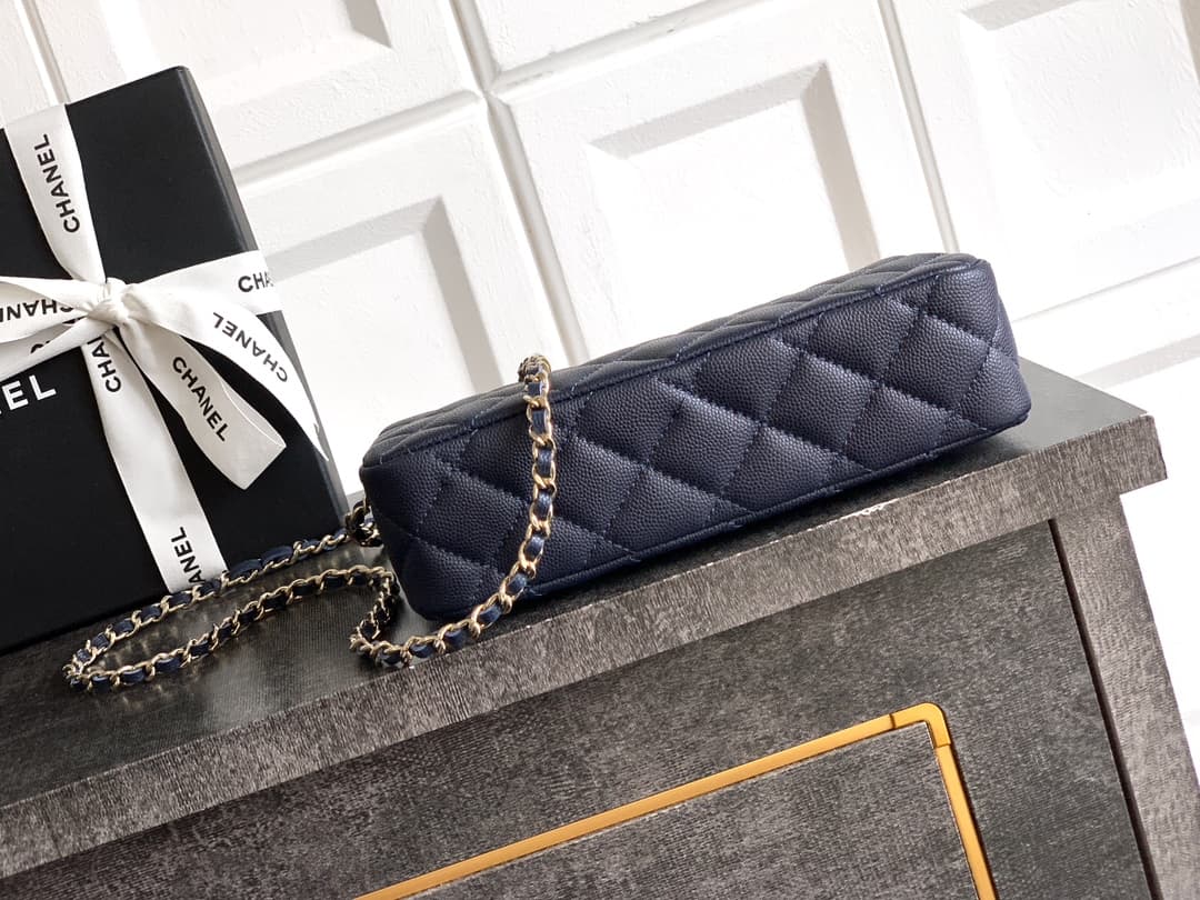 C737 “Indigo”🔮🔮🔮OHANEL 🚩🚩🚩25B Litchi leather – a fantastic material that is durable and preserves value! The new favorite Chanel mahjong bag is absolutely amazing! Litchi leather truly is a smart choice—it has a distinct texture, is very durable, and does — image 4