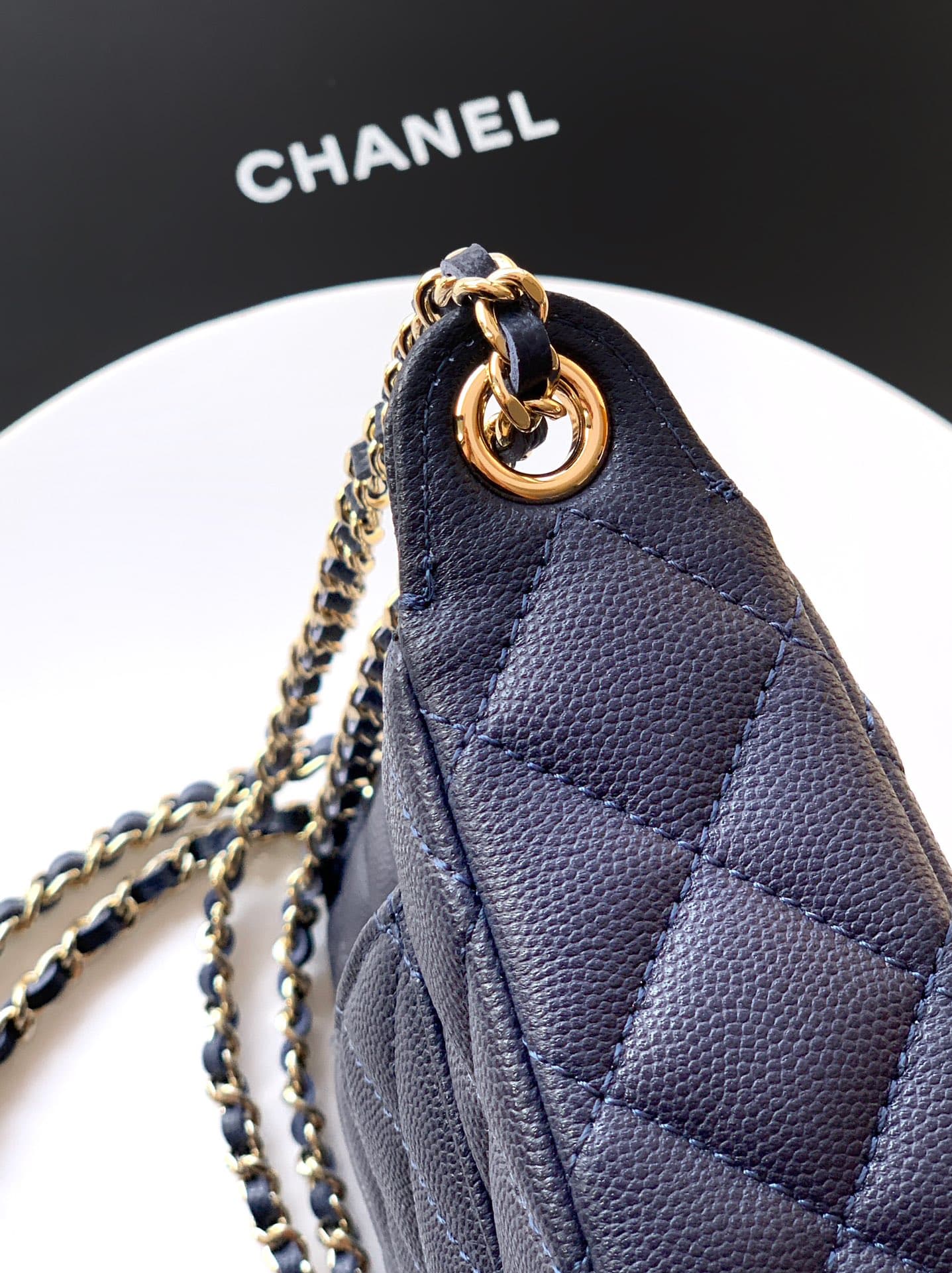 C737 “Indigo”🔮🔮🔮OHANEL 🚩🚩🚩25B Litchi leather – a fantastic material that is durable and preserves value! The new favorite Chanel mahjong bag is absolutely amazing! Litchi leather truly is a smart choice—it has a distinct texture, is very durable, and does — image 6