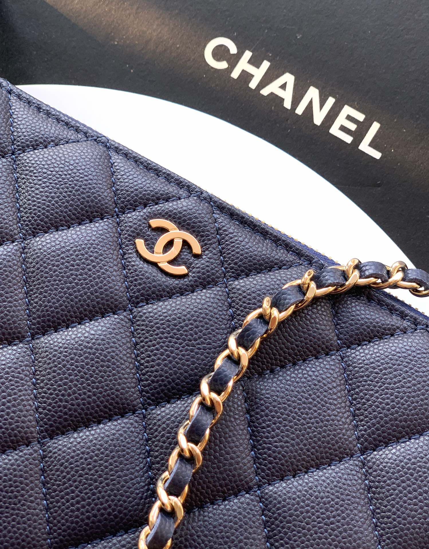 C737 “Indigo”🔮🔮🔮OHANEL 🚩🚩🚩25B Litchi leather – a fantastic material that is durable and preserves value! The new favorite Chanel mahjong bag is absolutely amazing! Litchi leather truly is a smart choice—it has a distinct texture, is very durable, and does — image 5
