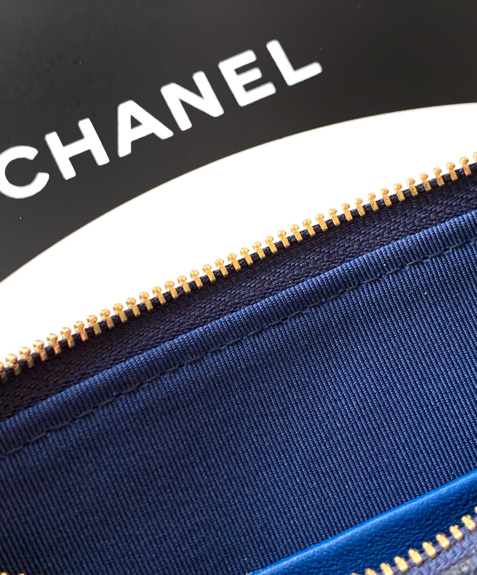 C737 “Indigo”🔮🔮🔮OHANEL 🚩🚩🚩25B Litchi leather – a fantastic material that is durable and preserves value! The new favorite Chanel mahjong bag is absolutely amazing! Litchi leather truly is a smart choice—it has a distinct texture, is very durable, and does — image 7