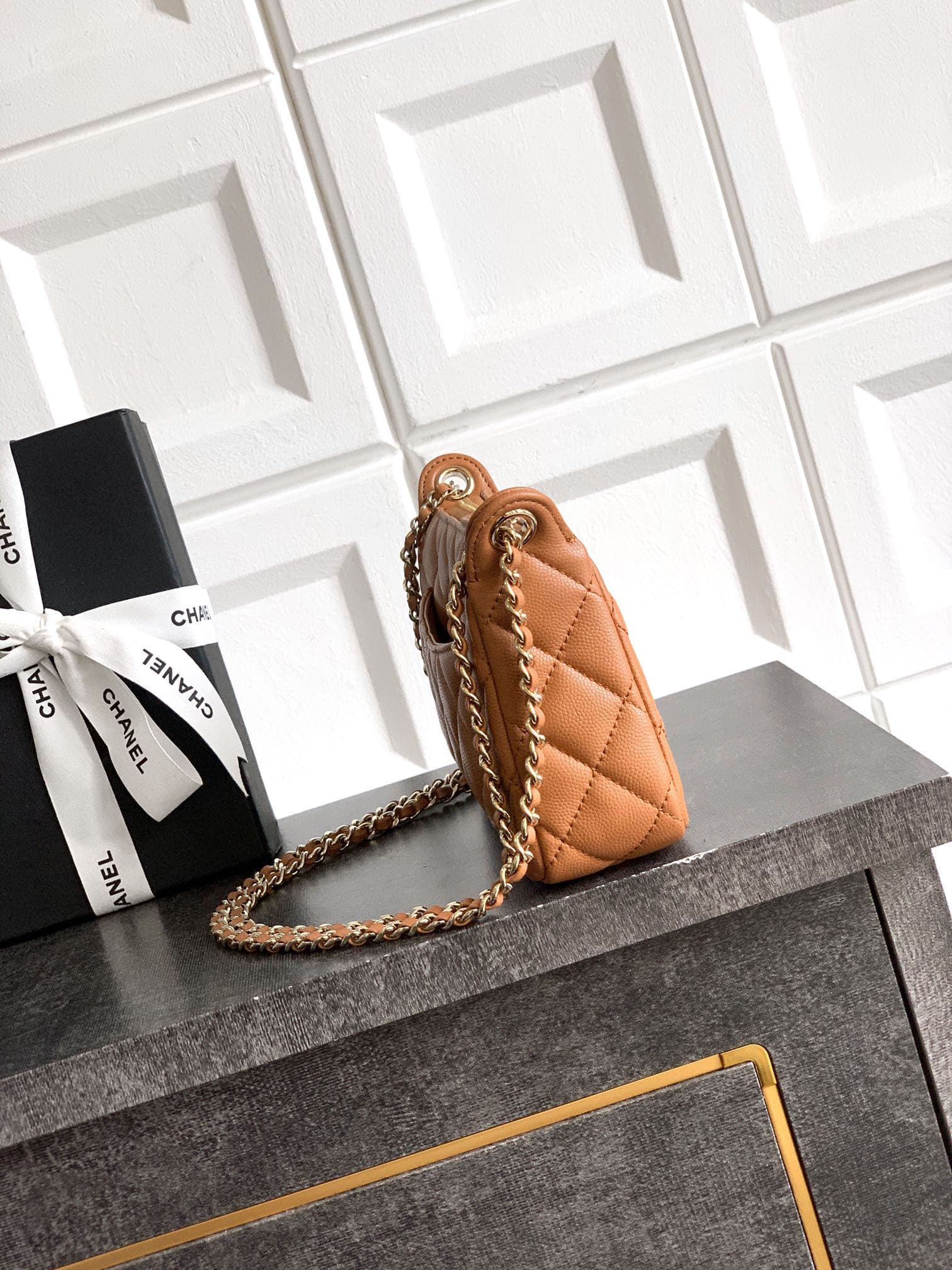 C736 “Earthy Yellow Caramel”🔮🔮🔮 OHANEL 🚩🚩🚩 25B Litchi Leather – a fantastic material that is durable and preserves value! The new favorite Chanel mahjong bag is really attractive! Litchi leather truly is an excellent choice—it has a distinct texture but i — image 2