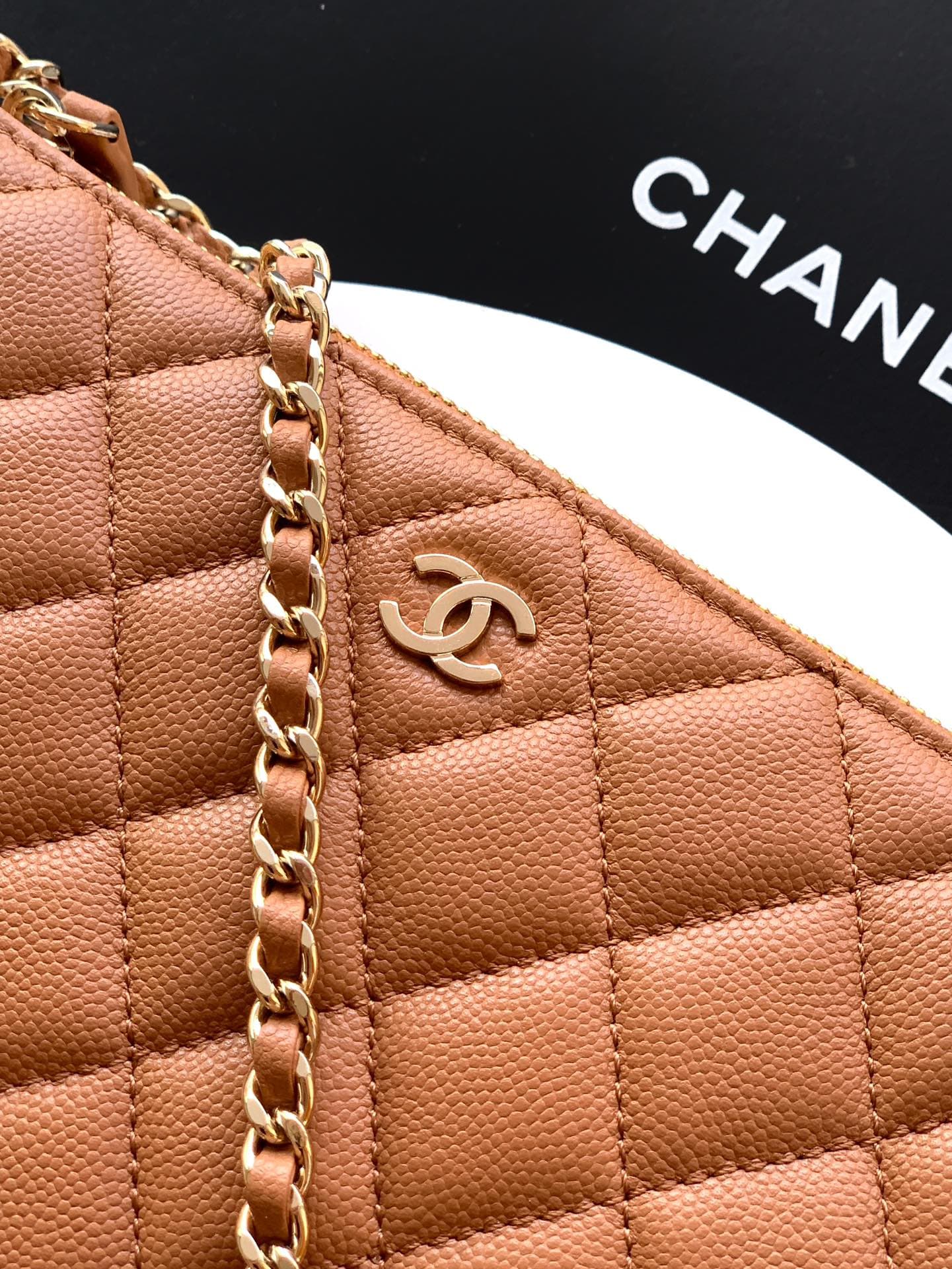 C736 “Earthy Yellow Caramel”🔮🔮🔮 OHANEL 🚩🚩🚩 25B Litchi Leather – a fantastic material that is durable and preserves value! The new favorite Chanel mahjong bag is really attractive! Litchi leather truly is an excellent choice—it has a distinct texture but i — image 5