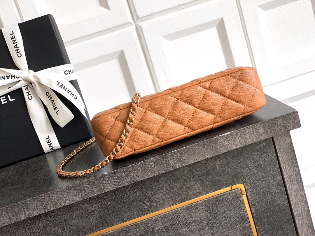 C736 “Earthy Yellow Caramel”🔮🔮🔮 OHANEL 🚩🚩🚩 25B Litchi Leather – a fantastic material that is durable and preserves value! The new favorite Chanel mahjong bag is really attractive! Litchi leather truly is an excellent choice—it has a distinct texture but i — image 4