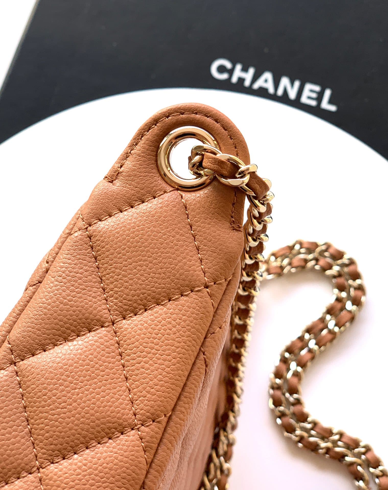 C736 “Earthy Yellow Caramel”🔮🔮🔮 OHANEL 🚩🚩🚩 25B Litchi Leather – a fantastic material that is durable and preserves value! The new favorite Chanel mahjong bag is really attractive! Litchi leather truly is an excellent choice—it has a distinct texture but i — image 7