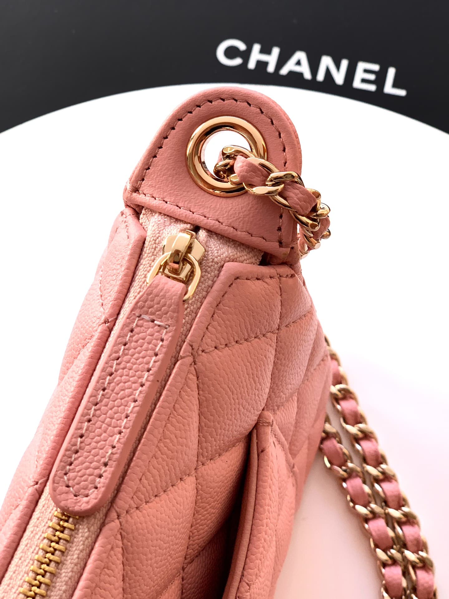 C735 “Cherry Blossom🌸 Pink”🔮🔮🔮OHANEL 🚩🚩🚩25B Litchi Cowhide – a fantastic material that is durable and retains its value! The new favorite Chanel handbag is really appealing. Litchi cowhide is truly a smart choice; it has a distinct texture yet is very stu — image 7