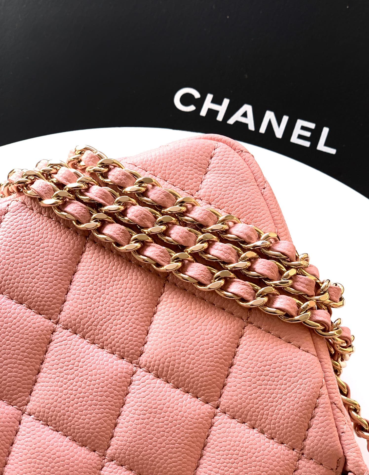 C735 “Cherry Blossom🌸 Pink”🔮🔮🔮OHANEL 🚩🚩🚩25B Litchi Cowhide – a fantastic material that is durable and retains its value! The new favorite Chanel handbag is really appealing. Litchi cowhide is truly a smart choice; it has a distinct texture yet is very stu — image 6