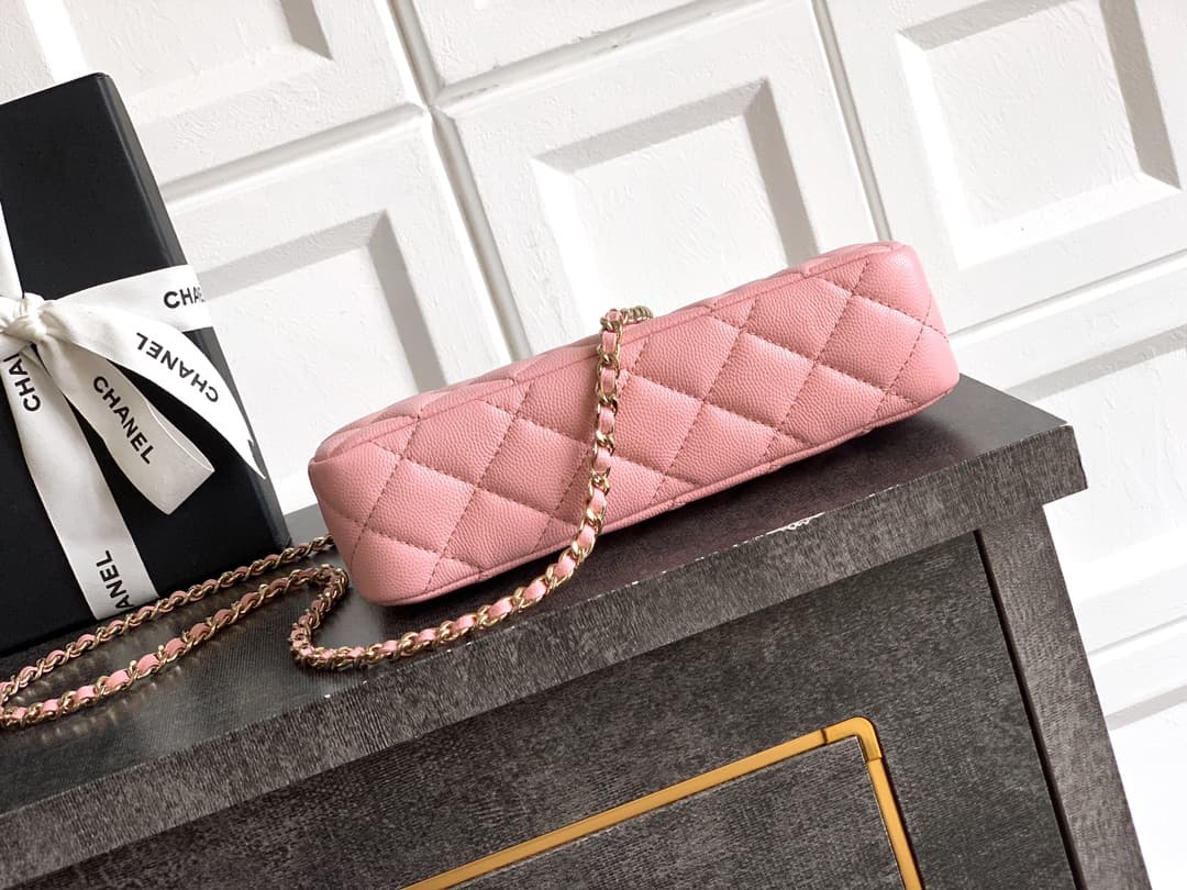 C735 “Cherry Blossom🌸 Pink”🔮🔮🔮OHANEL 🚩🚩🚩25B Litchi Cowhide – a fantastic material that is durable and retains its value! The new favorite Chanel handbag is really appealing. Litchi cowhide is truly a smart choice; it has a distinct texture yet is very stu — image 4
