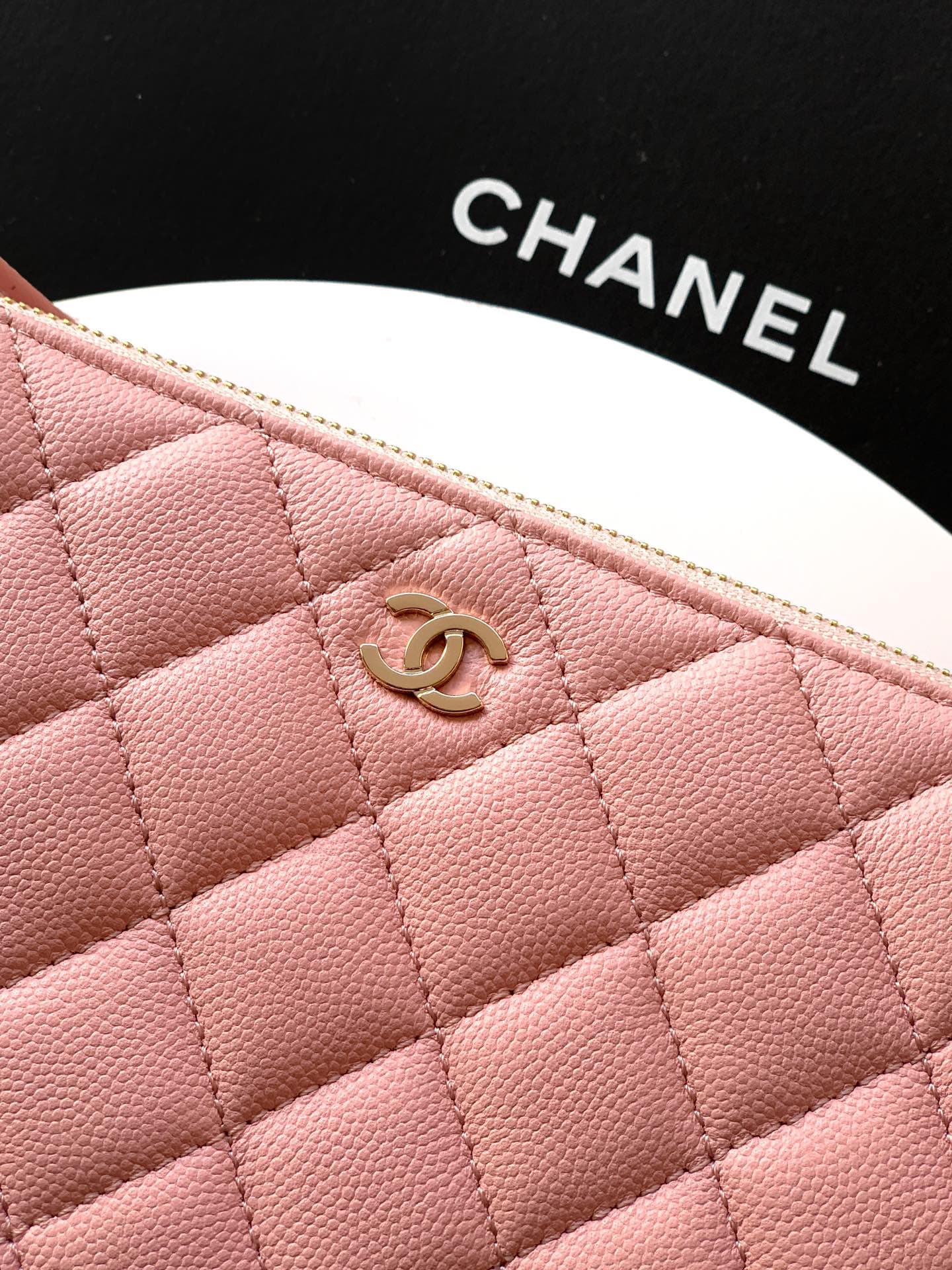 C735 “Cherry Blossom🌸 Pink”🔮🔮🔮OHANEL 🚩🚩🚩25B Litchi Cowhide – a fantastic material that is durable and retains its value! The new favorite Chanel handbag is really appealing. Litchi cowhide is truly a smart choice; it has a distinct texture yet is very stu — image 5