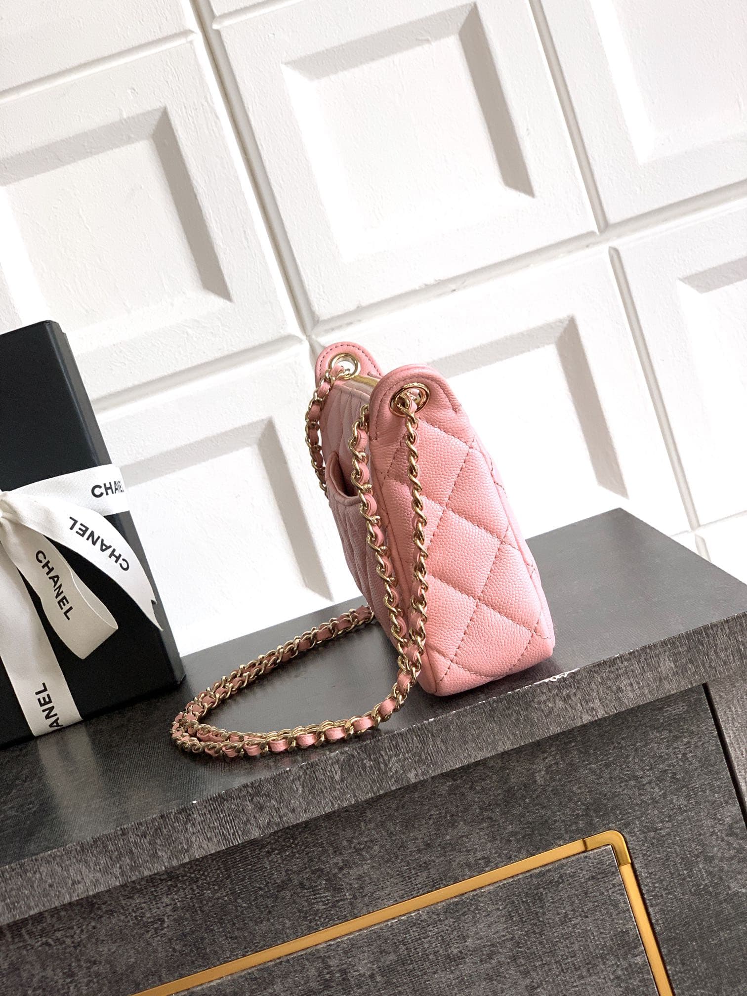 C735 “Cherry Blossom🌸 Pink”🔮🔮🔮OHANEL 🚩🚩🚩25B Litchi Cowhide – a fantastic material that is durable and retains its value! The new favorite Chanel handbag is really appealing. Litchi cowhide is truly a smart choice; it has a distinct texture yet is very stu — image 2