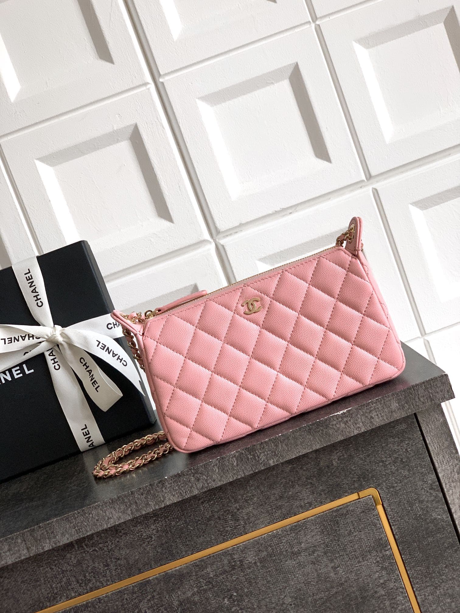 C735 “Cherry Blossom🌸 Pink”🔮🔮🔮OHANEL 🚩🚩🚩25B Litchi Cowhide – a fantastic material that is durable and retains its value! The new favorite Chanel handbag is really appealing. Litchi cowhide is truly a smart choice; it has a distinct texture yet is very stu — image 1
