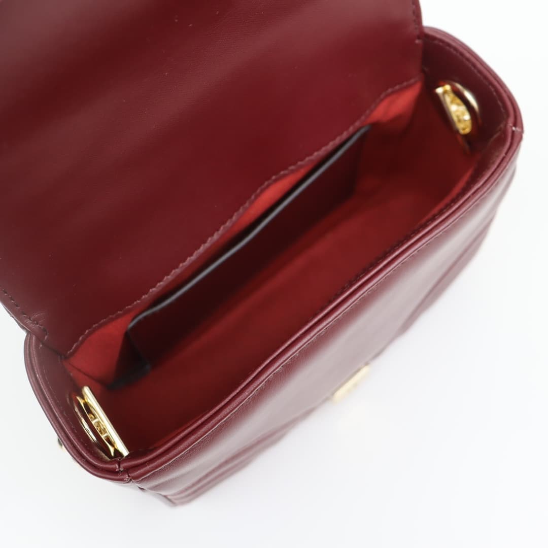 C4046 🌟 GG Marmont collection mini handbag – The GG Marmont collection features a new silhouette with classic colors, highlighting the charm of early autumn. This handbag is made of V-shaped leather sewn with Gucci Rosso Ancora red thread, with detachable — image 8