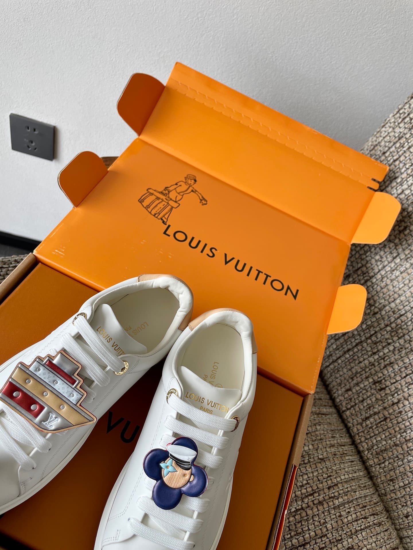 D9170 Top-tier LV donkey brand L-family Time Out collection: embossing, relief, pendants, casual shoes, beginner shoes, sports shoes — image 2