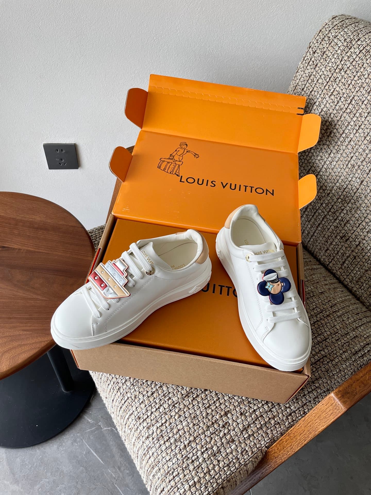 D9170 Top-tier LV donkey brand L-family Time Out collection: embossing, relief, pendants, casual shoes, beginner shoes, sports shoes — image 8