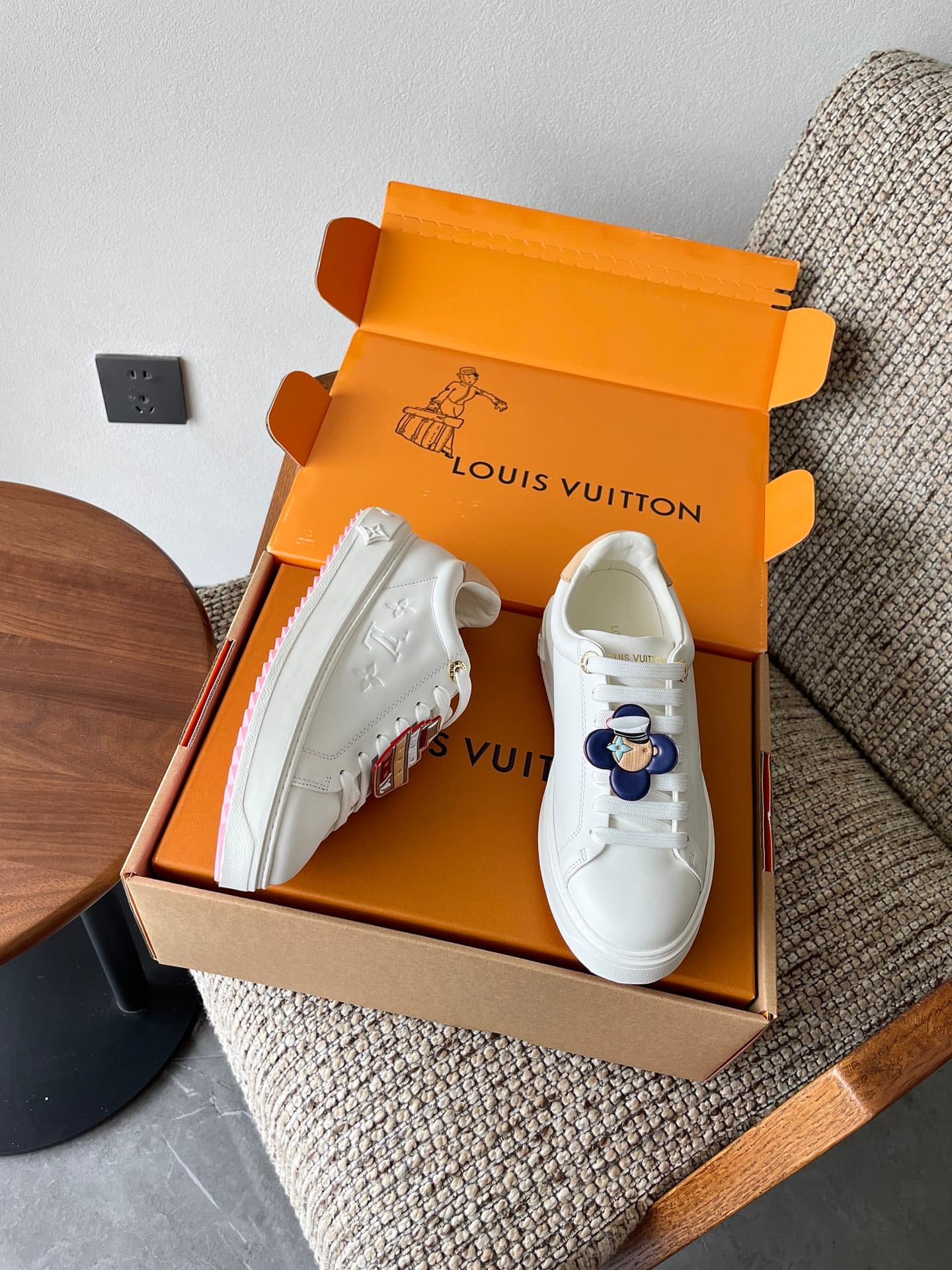 D9170 Top-tier LV donkey brand L-family Time Out collection: embossing, relief, pendants, casual shoes, beginner shoes, sports shoes — image 3