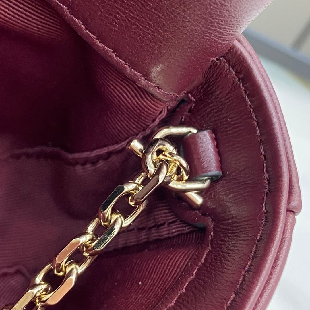 C4000 💎330💎 Case 💕【New Arrival】 The iconic GG Marmont series features exquisite double G motifs and segmented chain straps made from soft leather, creating a gentle-shaped bag. This mini bag is adorned with the brand’s exclusive logo from the 20 era, as w — image 6