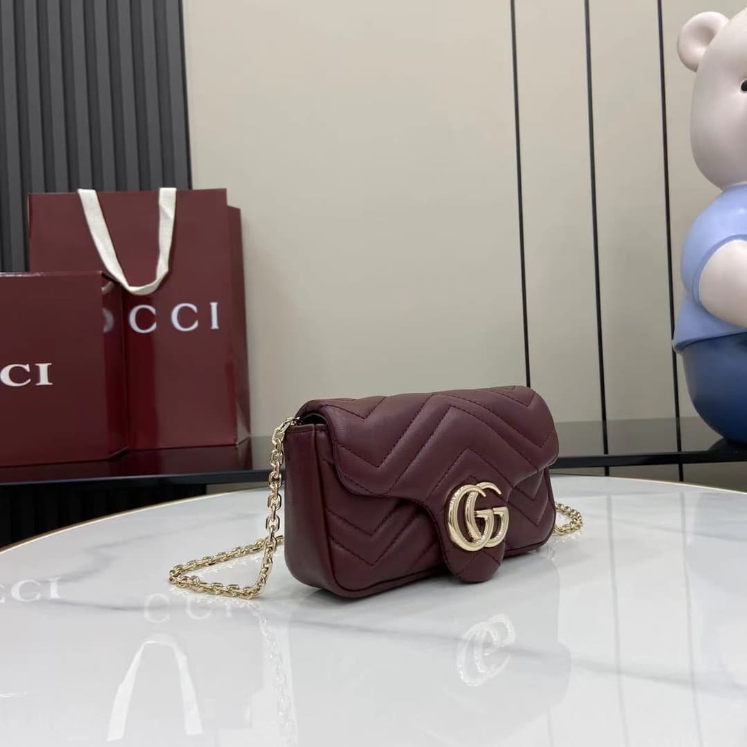 C4000 💎330💎 Case 💕【New Arrival】 The iconic GG Marmont series features exquisite double G motifs and segmented chain straps made from soft leather, creating a gentle-shaped bag. This mini bag is adorned with the brand’s exclusive logo from the 20 era, as w — image 2
