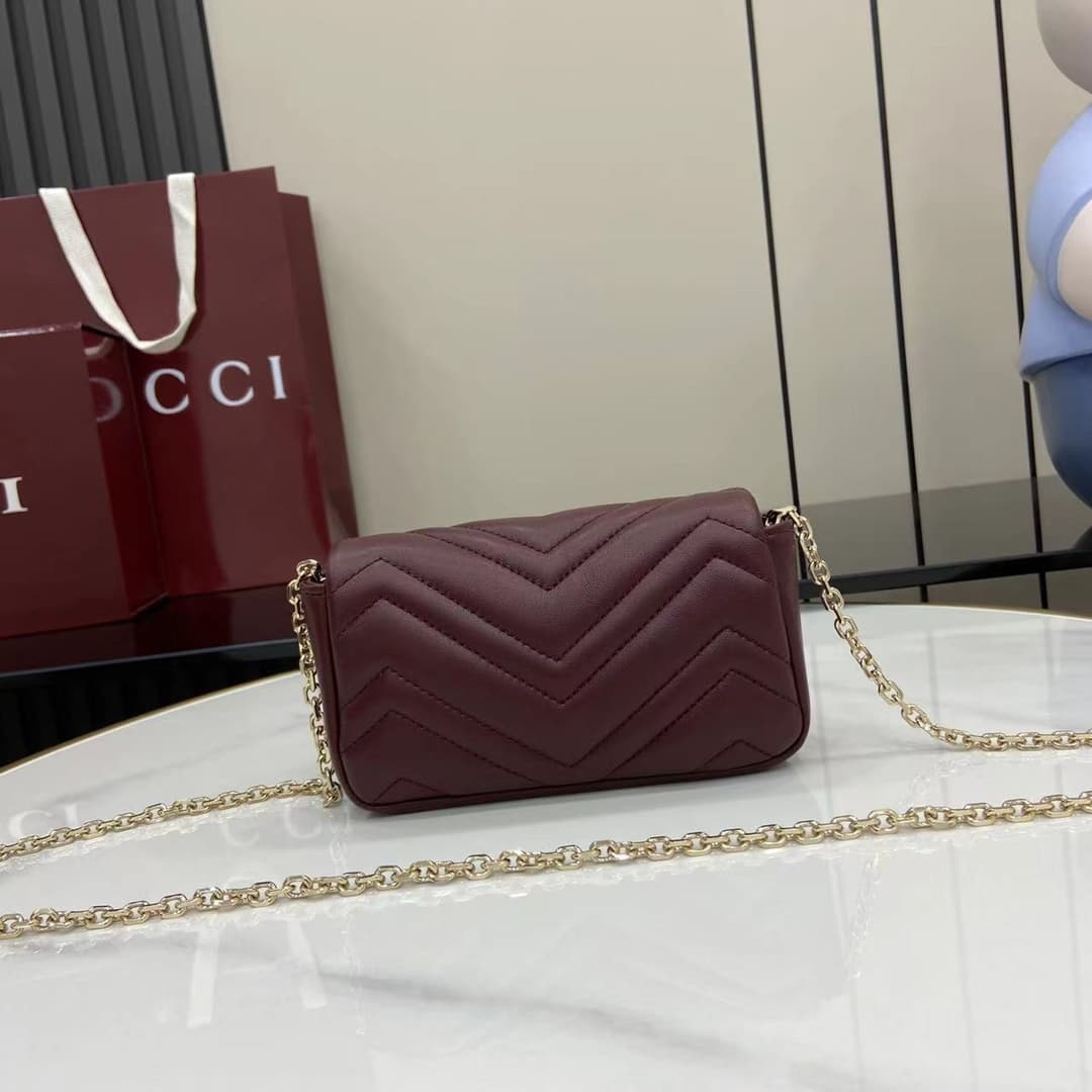 C4000 💎330💎 Case 💕【New Arrival】 The iconic GG Marmont series features exquisite double G motifs and segmented chain straps made from soft leather, creating a gentle-shaped bag. This mini bag is adorned with the brand’s exclusive logo from the 20 era, as w — image 3