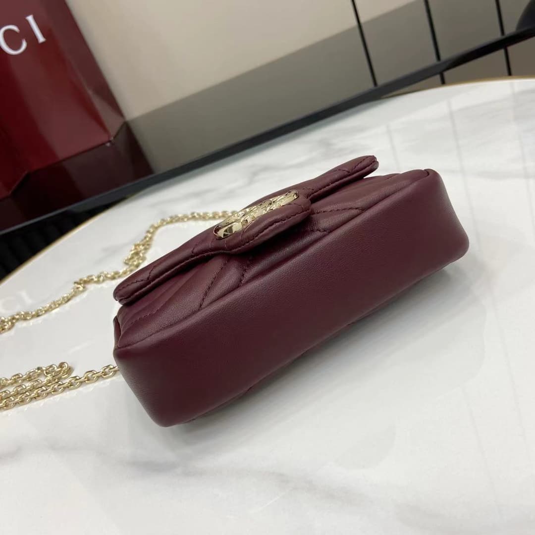 C4000 💎330💎 Case 💕【New Arrival】 The iconic GG Marmont series features exquisite double G motifs and segmented chain straps made from soft leather, creating a gentle-shaped bag. This mini bag is adorned with the brand’s exclusive logo from the 20 era, as w — image 4
