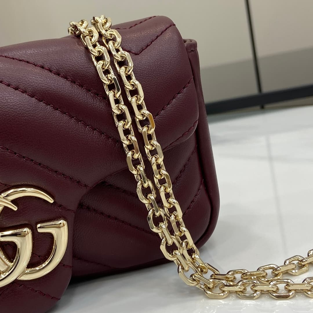 C4000 💎330💎 Case 💕【New Arrival】 The iconic GG Marmont series features exquisite double G motifs and segmented chain straps made from soft leather, creating a gentle-shaped bag. This mini bag is adorned with the brand’s exclusive logo from the 20 era, as w — image 8