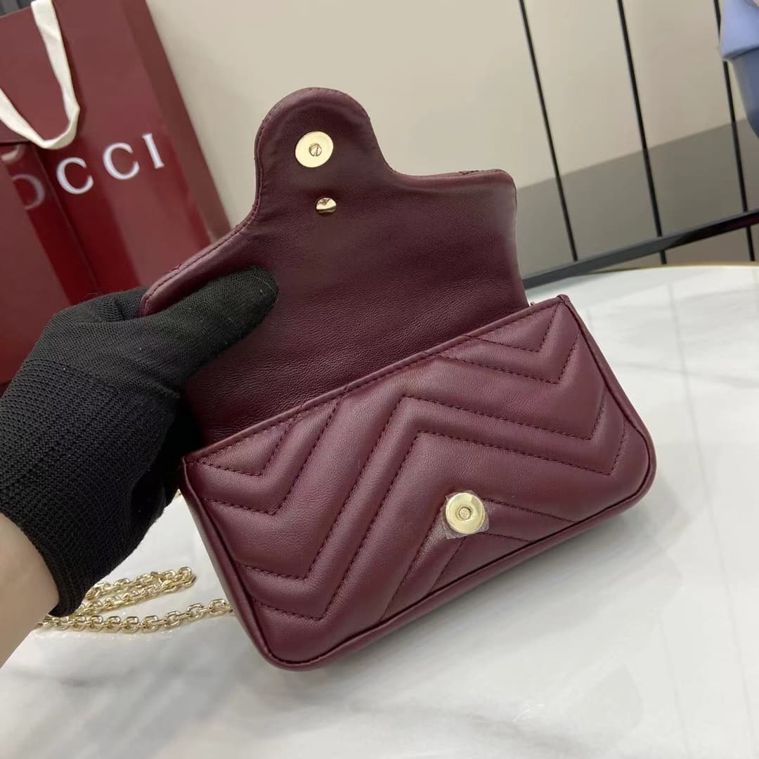C4000 💎330💎 Case 💕【New Arrival】 The iconic GG Marmont series features exquisite double G motifs and segmented chain straps made from soft leather, creating a gentle-shaped bag. This mini bag is adorned with the brand’s exclusive logo from the 20 era, as w — image 7