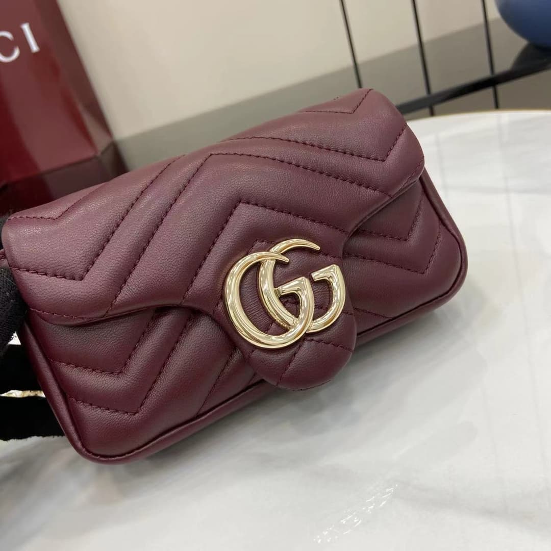 C4000 💎330💎 Case 💕【New Arrival】 The iconic GG Marmont series features exquisite double G motifs and segmented chain straps made from soft leather, creating a gentle-shaped bag. This mini bag is adorned with the brand’s exclusive logo from the 20 era, as w — image 5