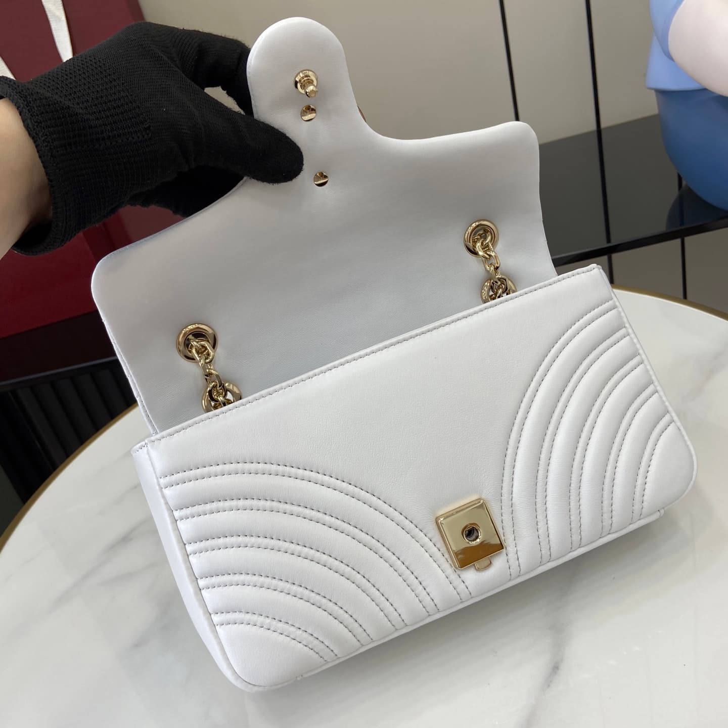 C4007 💎500💎 The iconic GG Marmont collection features unique double G designs and cut-link straps made from soft leather, creating a gentle-shaped bag. The minimalist rear pocket makes medium and large-sized bags more practical to use. — image 7