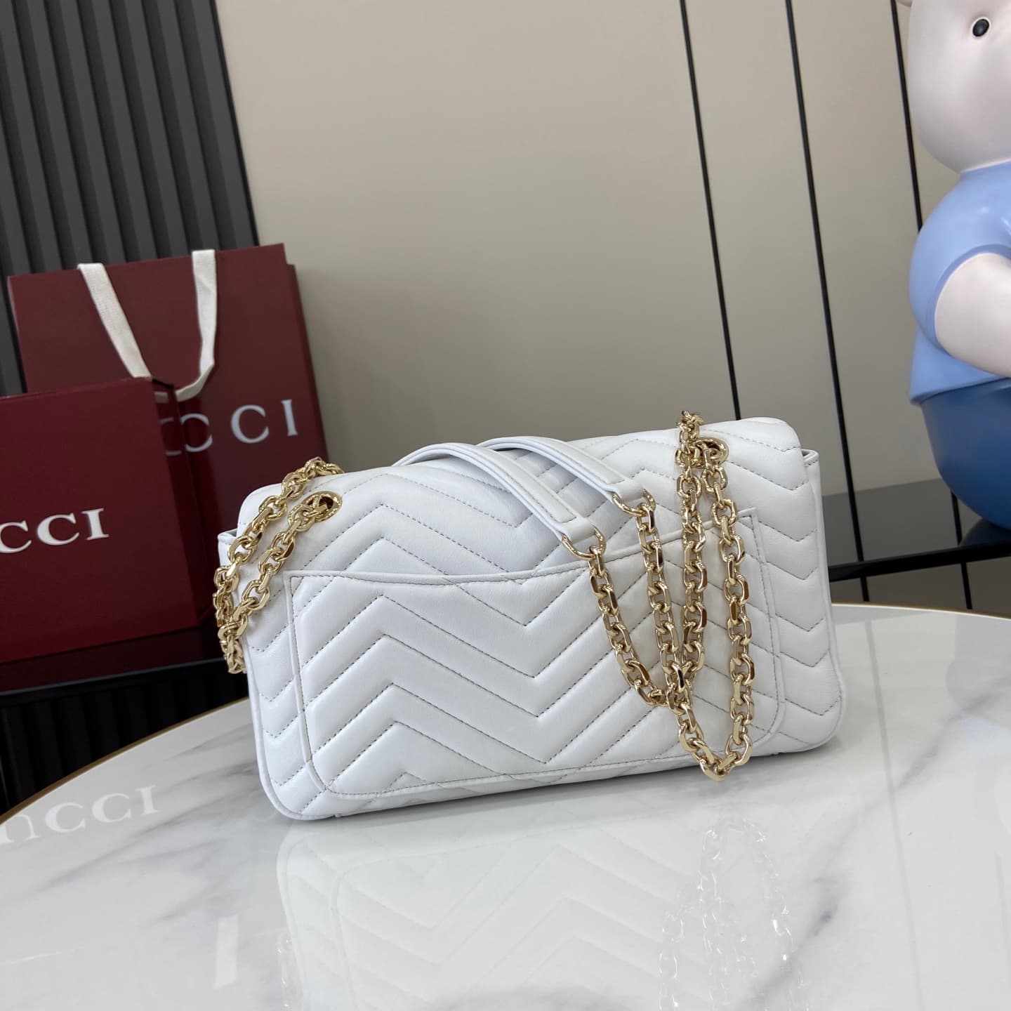 C4007 💎500💎 The iconic GG Marmont collection features unique double G designs and cut-link straps made from soft leather, creating a gentle-shaped bag. The minimalist rear pocket makes medium and large-sized bags more practical to use. — image 3