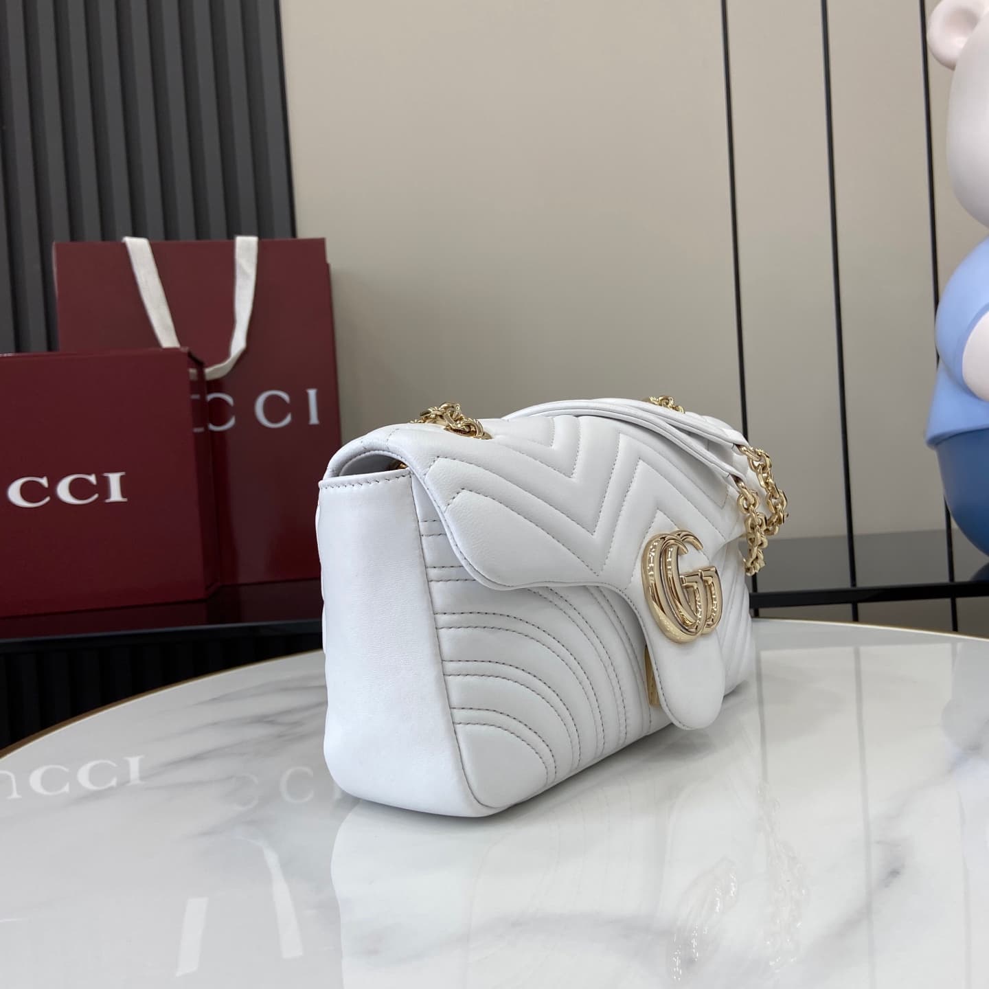 C4007 💎500💎 The iconic GG Marmont collection features unique double G designs and cut-link straps made from soft leather, creating a gentle-shaped bag. The minimalist rear pocket makes medium and large-sized bags more practical to use. — image 2