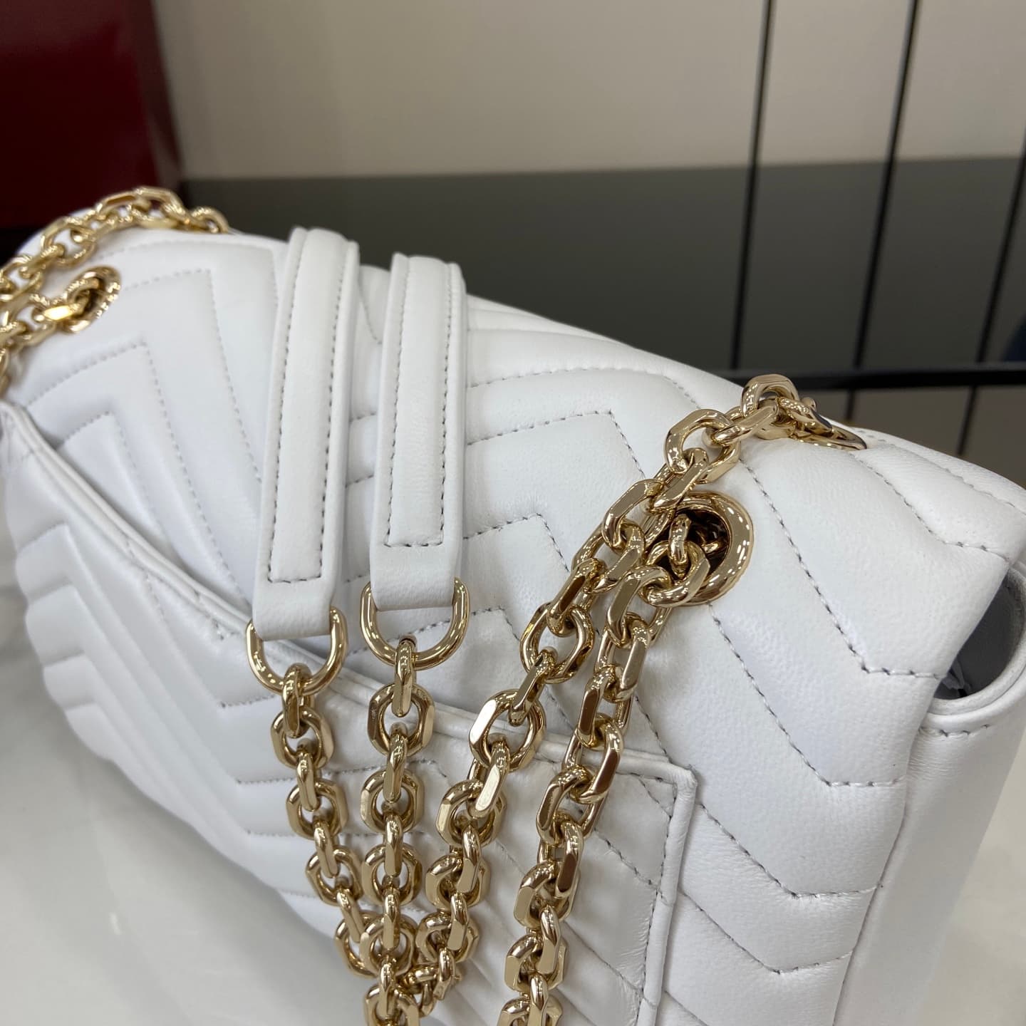 C4007 💎500💎 The iconic GG Marmont collection features unique double G designs and cut-link straps made from soft leather, creating a gentle-shaped bag. The minimalist rear pocket makes medium and large-sized bags more practical to use. — image 6