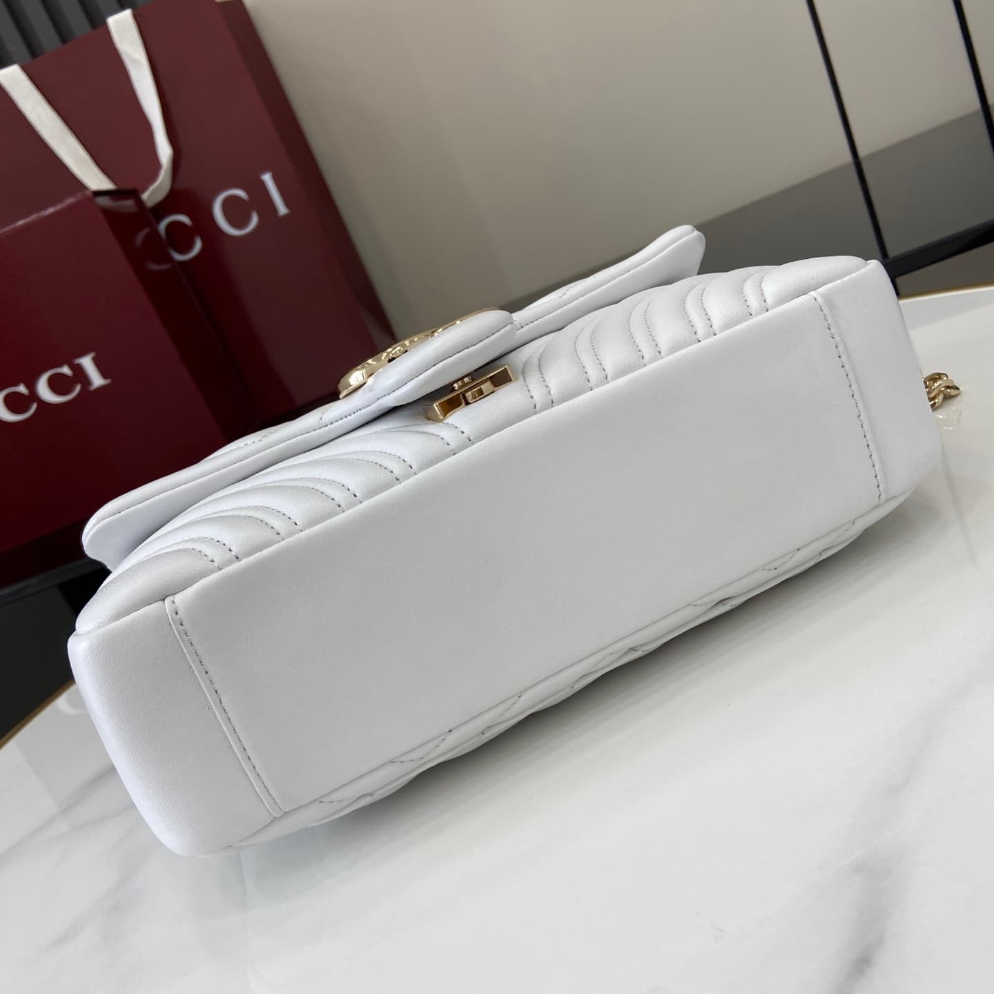 C4007 💎500💎 The iconic GG Marmont collection features unique double G designs and cut-link straps made from soft leather, creating a gentle-shaped bag. The minimalist rear pocket makes medium and large-sized bags more practical to use. — image 4
