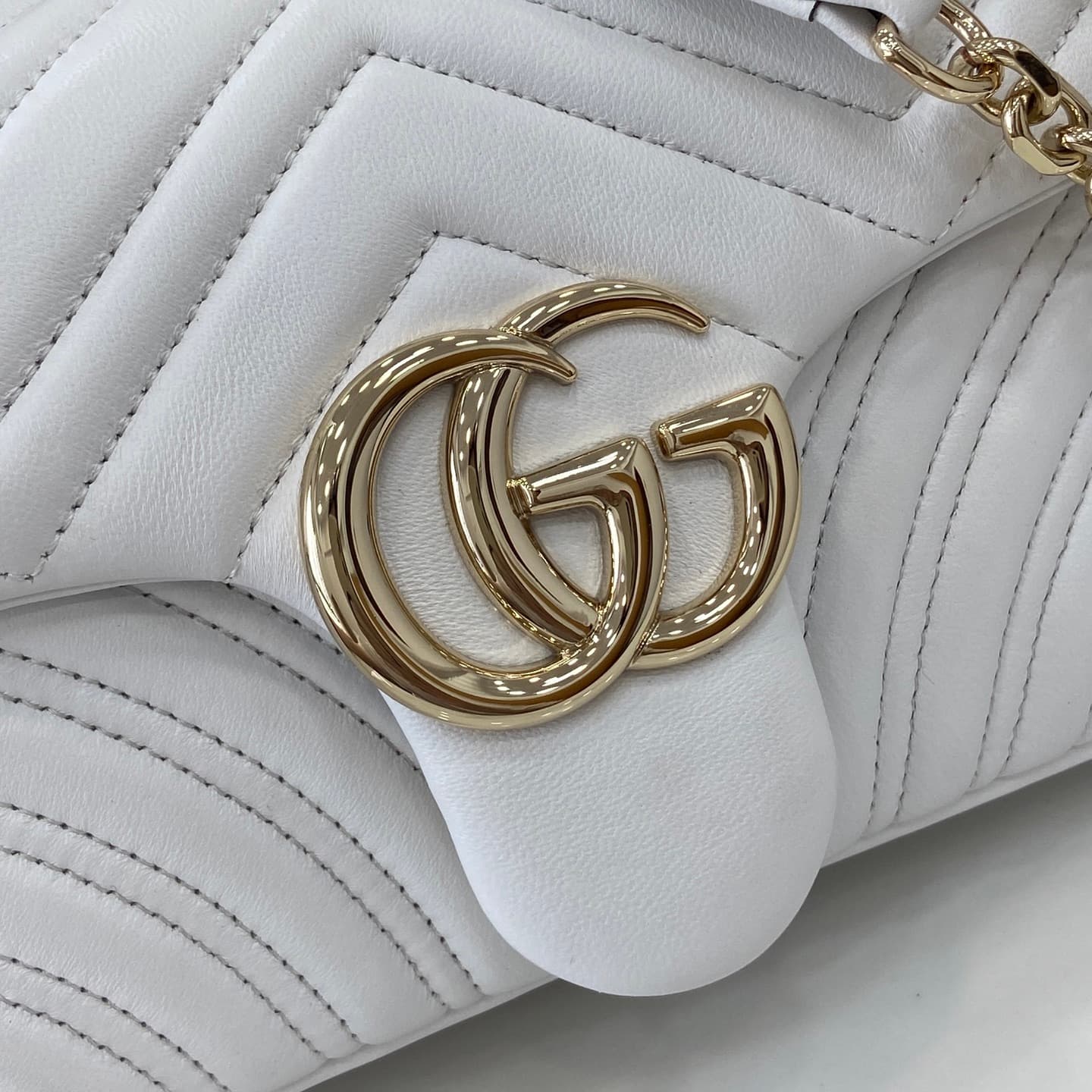 C4007 💎500💎 The iconic GG Marmont collection features unique double G designs and cut-link straps made from soft leather, creating a gentle-shaped bag. The minimalist rear pocket makes medium and large-sized bags more practical to use. — image 5
